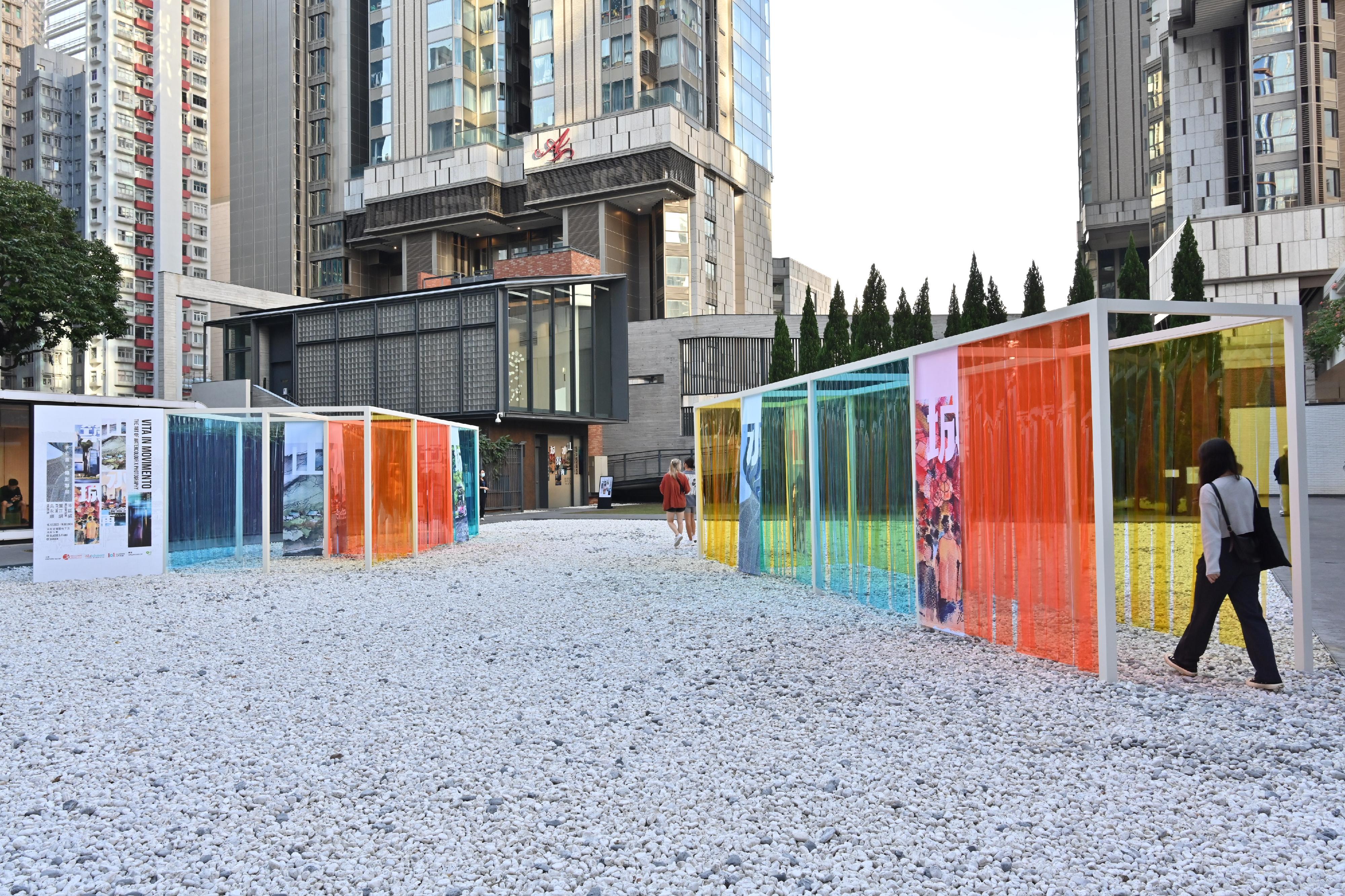 The new exhibition of the Oil Street Art Space, "Vita in Movimento", will be on display from tomorrow (December 16). This exhibition also presents an outdoor installation by young architectural designer Tiffanie Tseng, who merged close-ups and colours of some of the exhibits into the installation. 