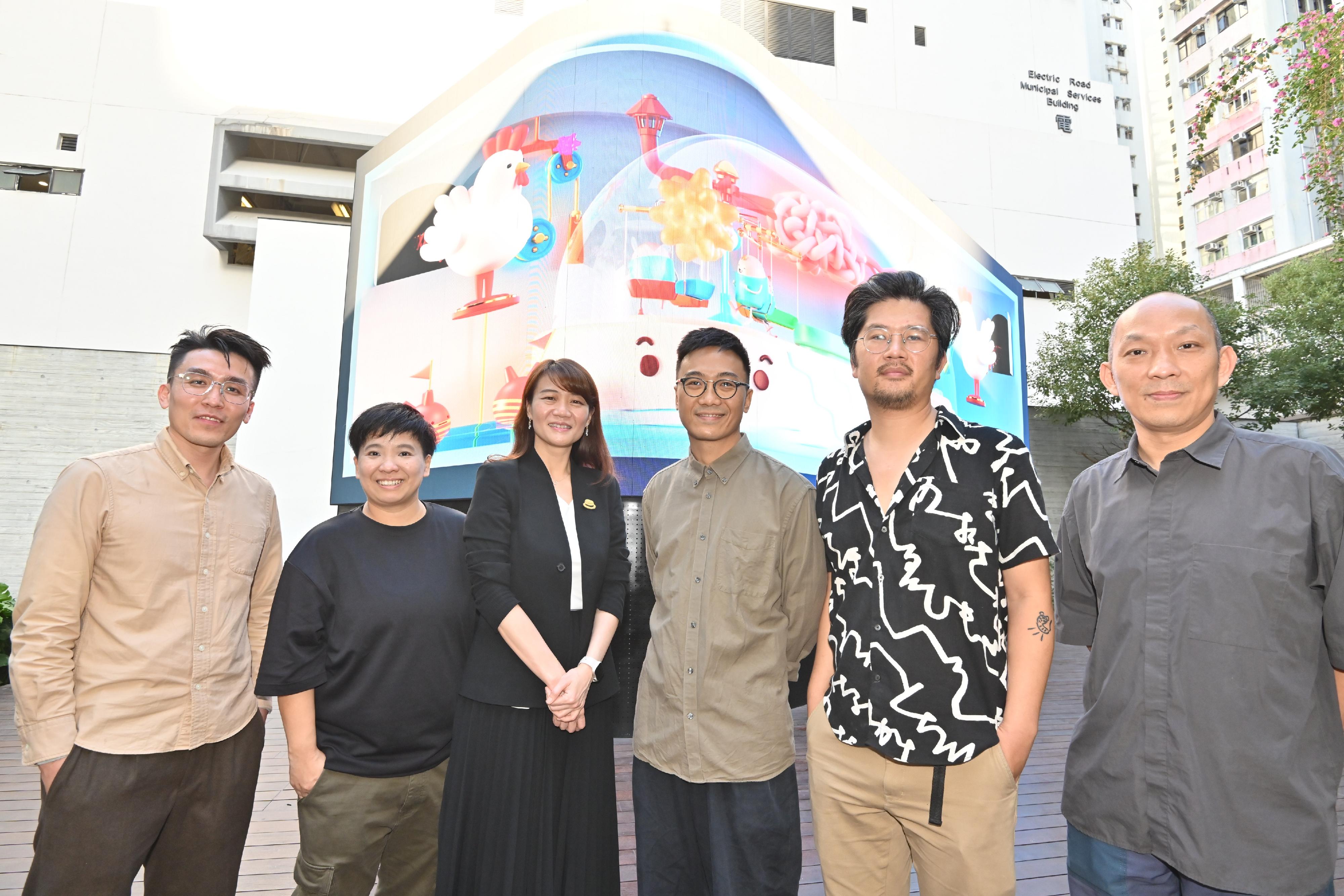 The new exhibition of the Oil Street Art Space (Oi!), "The Digital Cuboid: Virtual Realm", will be on display from tomorrow (December 16) to bring a profound impact on the viewers' visual perception through presenting naked-eye 3D animations on a large high-definition screen. Photo shows the Curator of Oi!, Prudence Ma (third left); media artist Ng Tsz-kwan who is the exhibition's Creative Technologist (third right); and representatives of participating art groups CT.LAB, Axis Studio, Nine Monkeys Workshop and Zheng Mahler.
