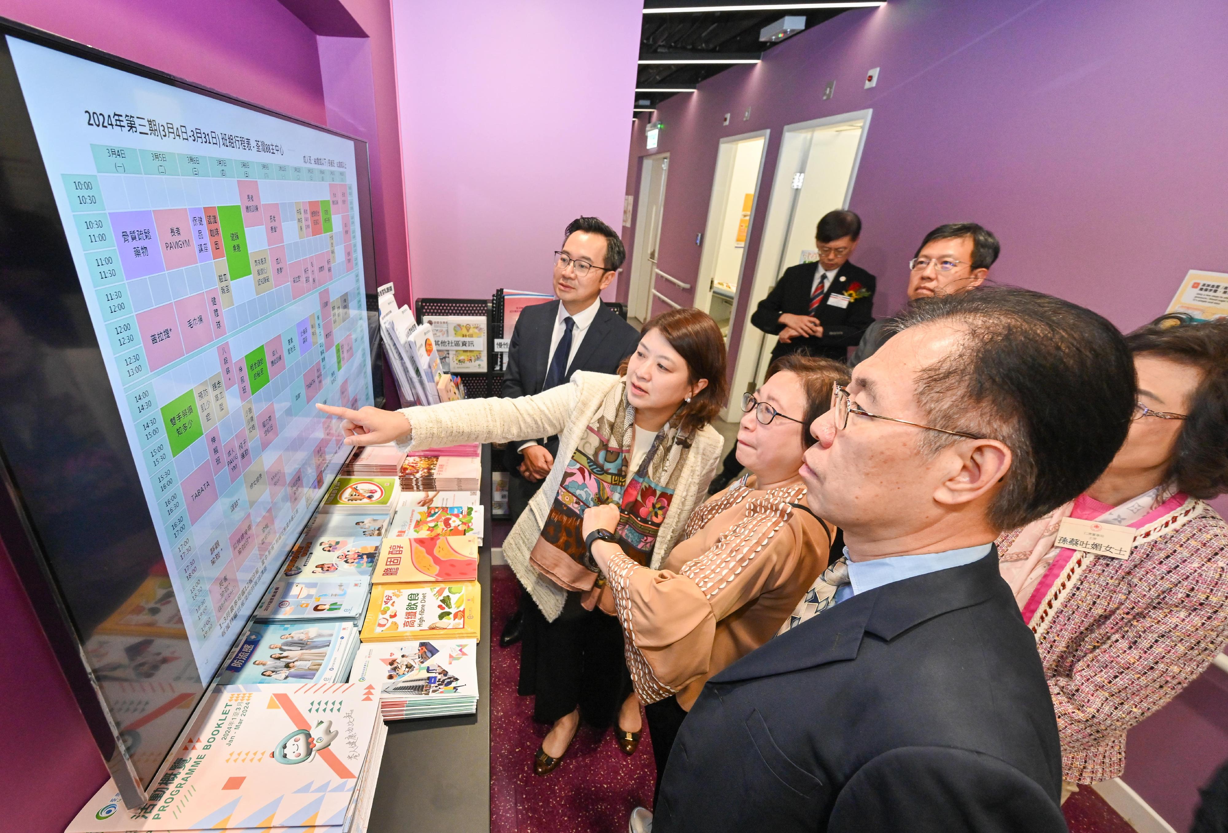 After officiating at the opening ceremony of the Tsuen Wan District Health Centre this afternoon (December 15), the Under Secretary for Health, Dr Libby Lee (first left), visited the core centre and was glad to know that the centre has arranged a series of diversified activities for its members to enhance their mental and physical well-being.