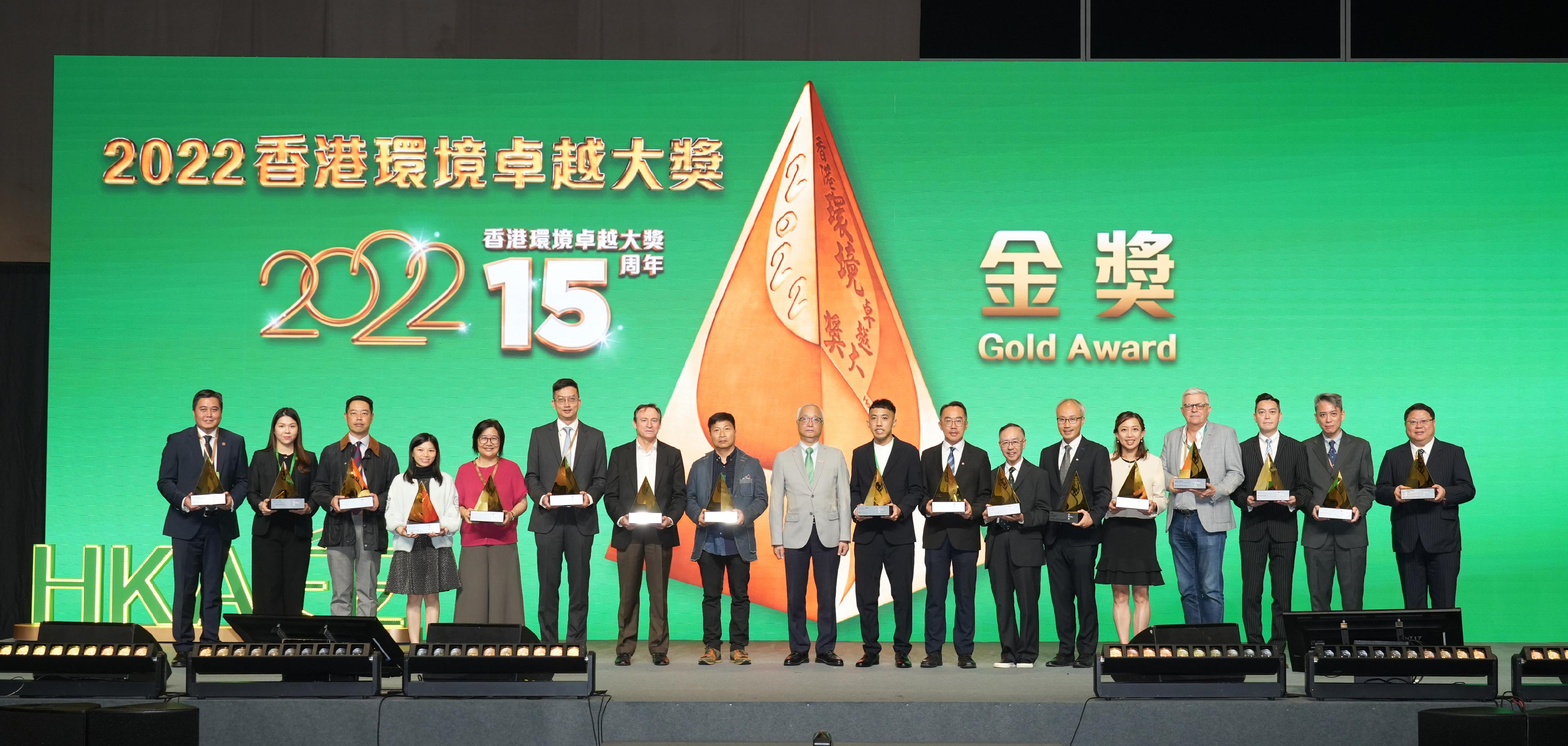 The Secretary for Environment and Ecology, Mr Tse Chin-wan, attended the 2022 Hong Kong Awards for Environmental Excellence (HKAEE) and Hong Kong Green Organisation Certification (HKGOC) Presentation Ceremony at the Hong Kong Convention and Exhibition Centre today (December 15). Photo shows Mr Tse (ninth left) and representatives of winning companies and organisations of the Gold Award of the HKAEE and the HKGOC.
