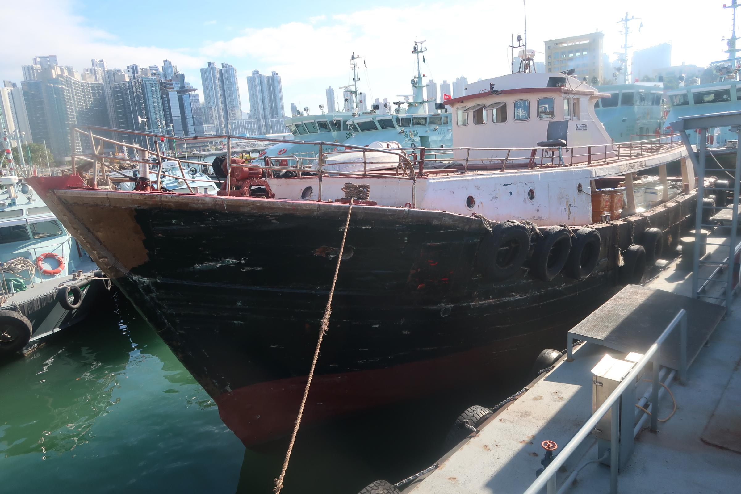 Hong Kong Customs yesterday (December 14) mounted an anti-smuggling operation in the southern waters of Hong Kong and detected a suspected smuggling case involving a fishing vessel. About 4 400 kilograms of suspected smuggled lobsters with an estimated market value of about $1.3 million were seized. Photo shows the fishing vessel involved in the case.
