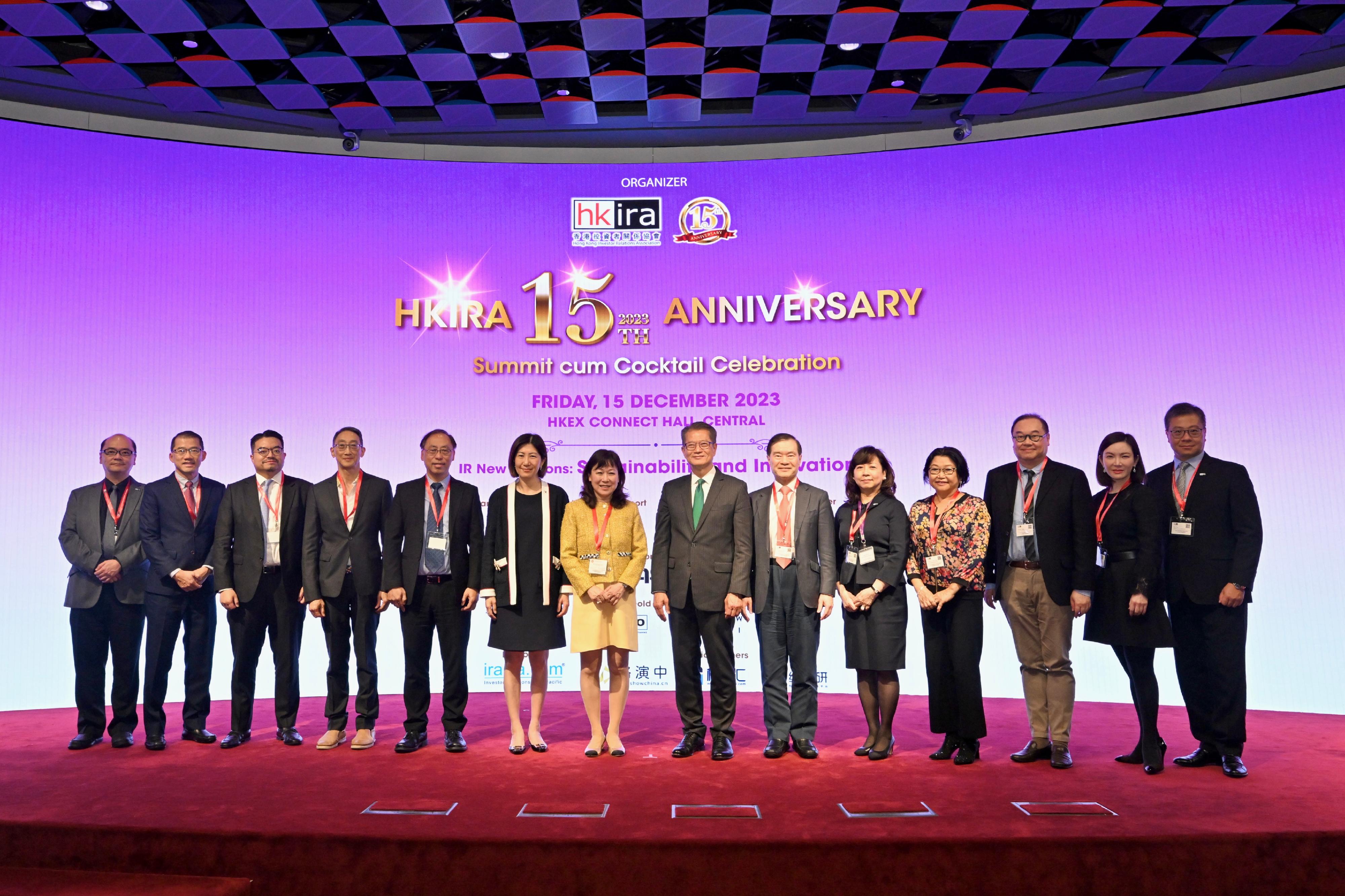 The Financial Secretary, Mr Paul Chan, attended the Hong Kong Investor Relations Association 15th Anniversary Summit cum Cocktail Celebration today (December 15). Photo shows (from sixth left) Co-Chief Operating Officer of Hong Kong Exchanges and Clearing Limited Ms Bonnie Chan; the Chairman of the Hong Kong Investor Relations Association, Dr Eva Chan; Mr Chan, and other guests at the summit.
