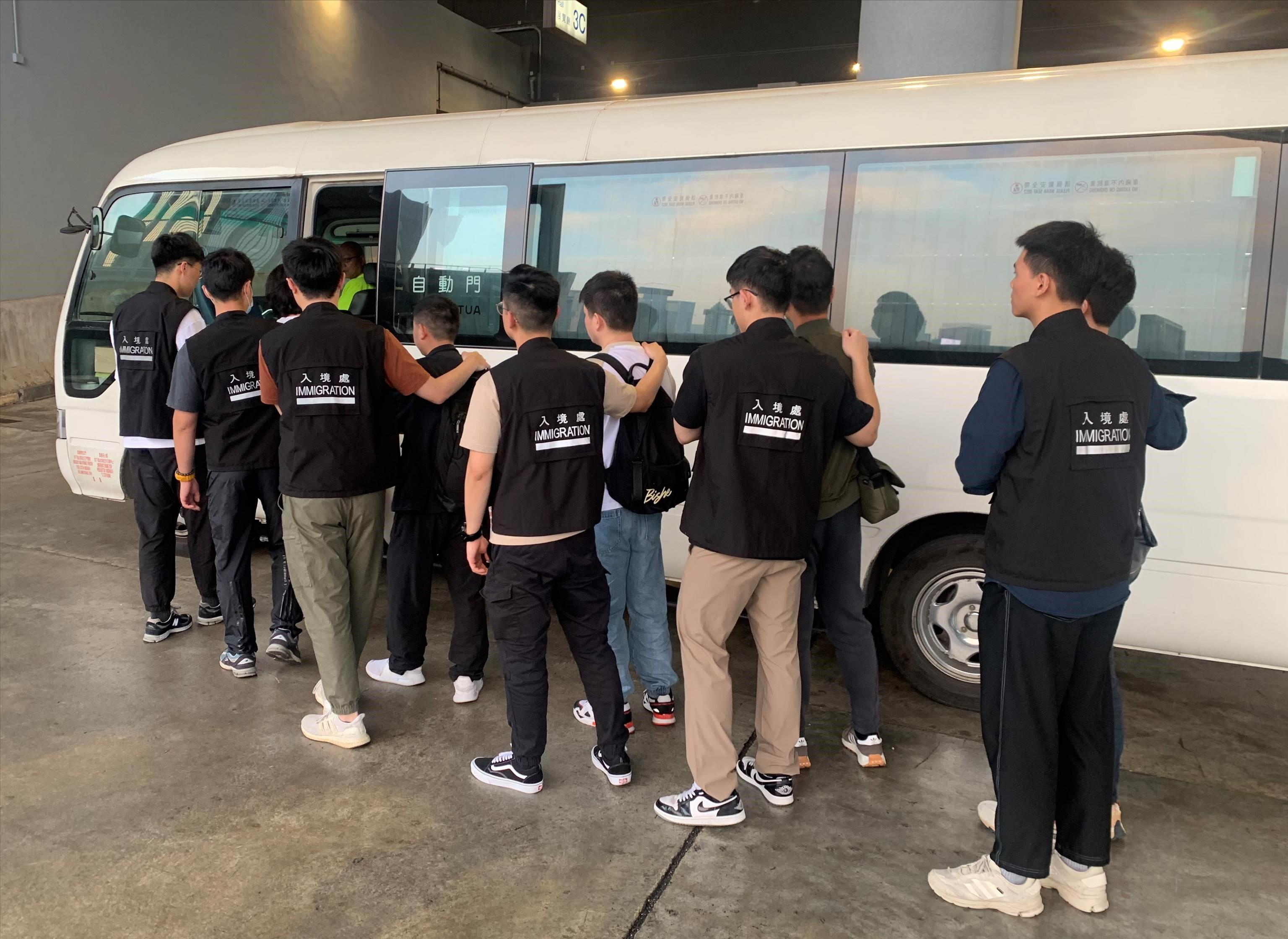 The Immigration Department mounted a series of territory-wide anti-illegal worker operations codenamed "Twilight", and joint operations with the Hong Kong Police Force codenamed "Champion" and "Windsand", for four consecutive days from December 11 to yesterday (December 14). Photo shows suspected illegal workers arrested during an operation.