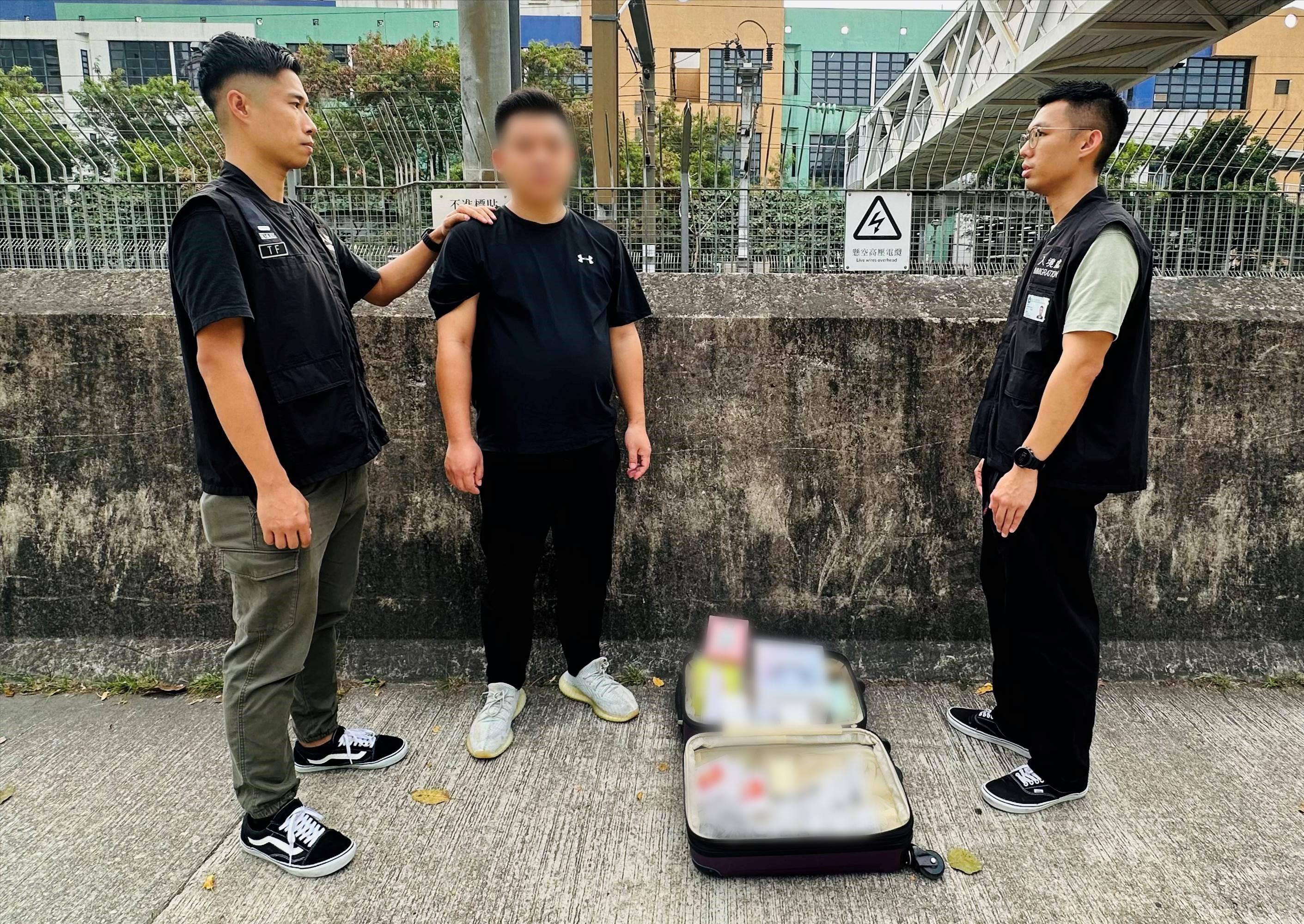 The Immigration Department mounted a series of territory-wide anti-illegal worker operations codenamed "Twilight", and joint operations with the Hong Kong Police Force codenamed "Champion" and "Windsand", for four consecutive days from December 11 to yesterday (December 14). Photo shows a Mainland visitor involved in suspected parallel trading activities and his goods.