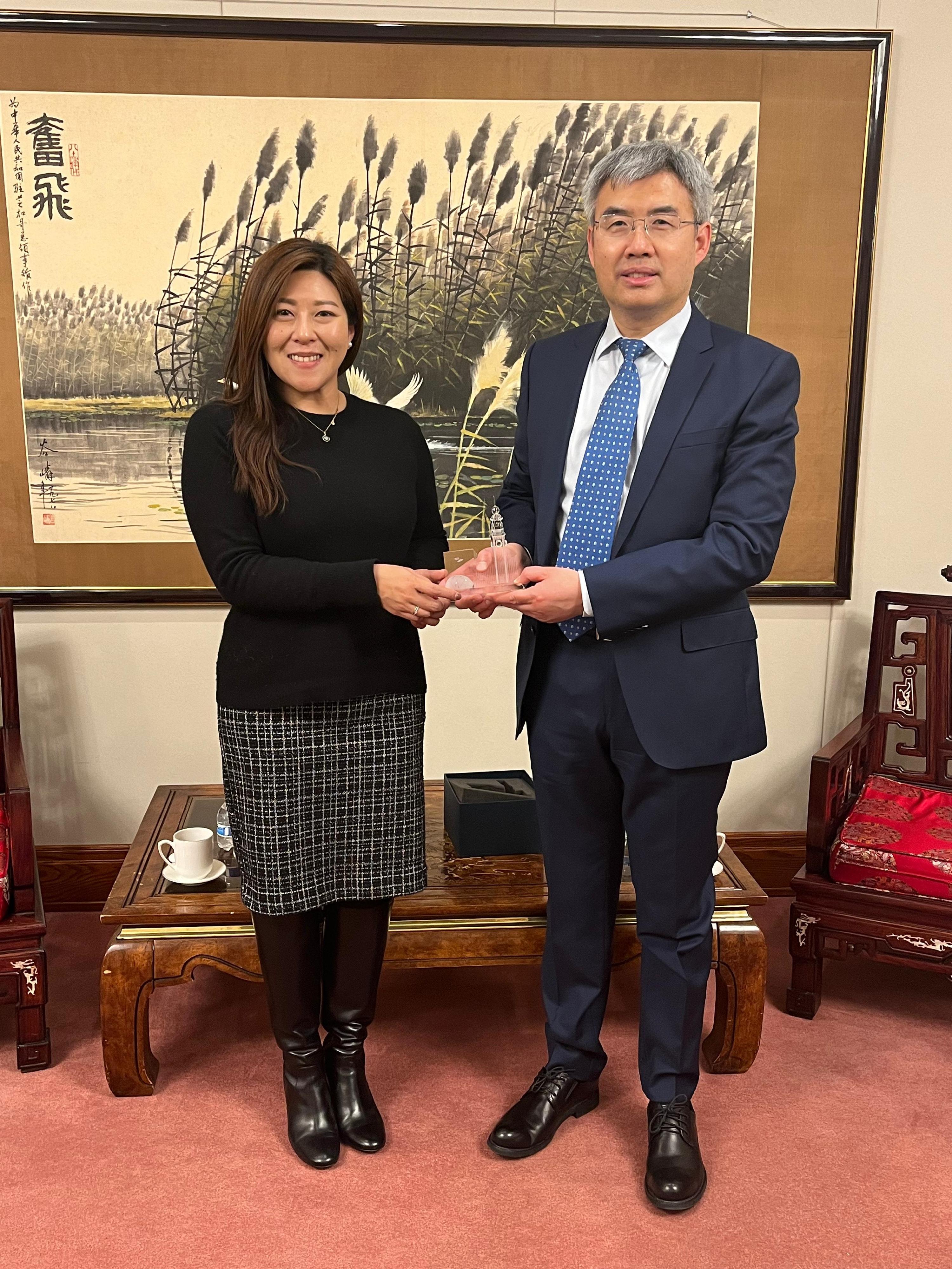 The Director of the Hong Kong Economic and Trade Office, New York, Ms Maisie Ho, celebrated the festive season with the business and trade sectors in Chicago, Illinois from December 13 to15 (Chicago time), where she connected with local government, arts and education interlocutors to discuss matters of mutual interests during her three-day stay. Photo shows Ms Ho (left) with the Consul General of the People's Republic of China in Chicago, Mr Zhao Jian on December 14.