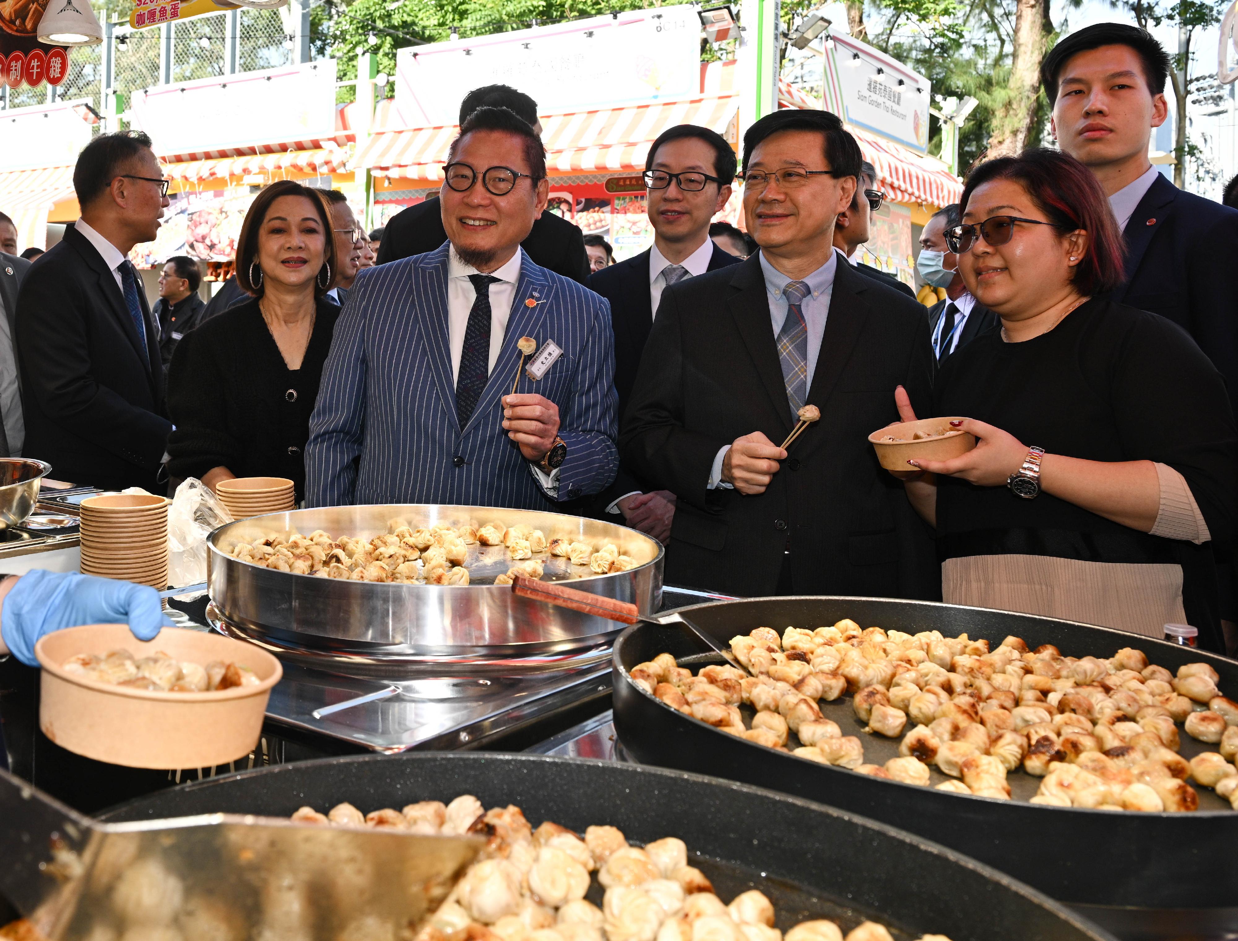 行政长官李家超今早（十二月十六日）出席第57届工展会开幕典礼。图示李家超（右三）在场内品尝小食。