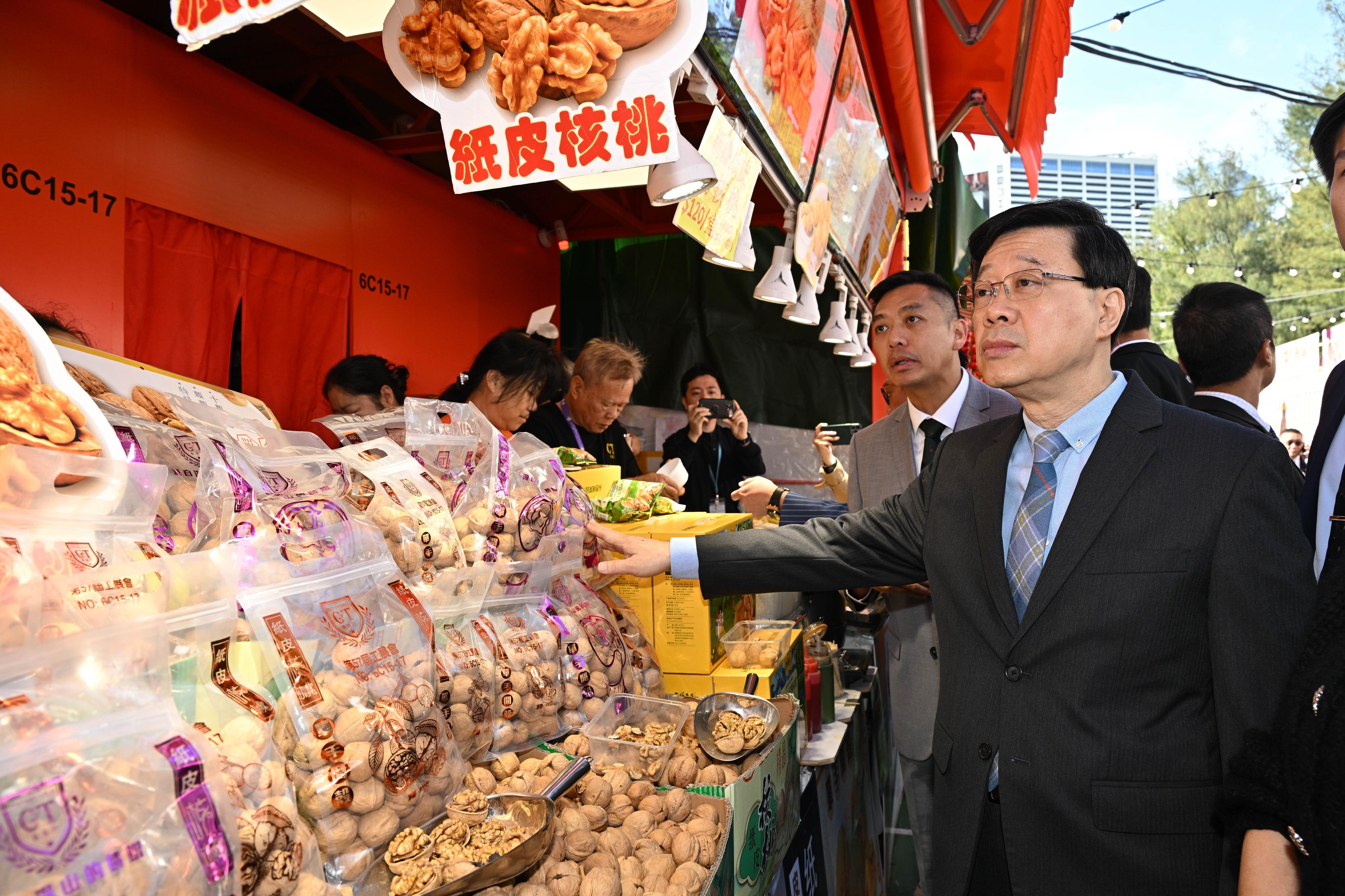 行政長官李家超（十二月十六日）出席第57屆工展會開幕典禮。圖示李家超（右一）在場內購物。