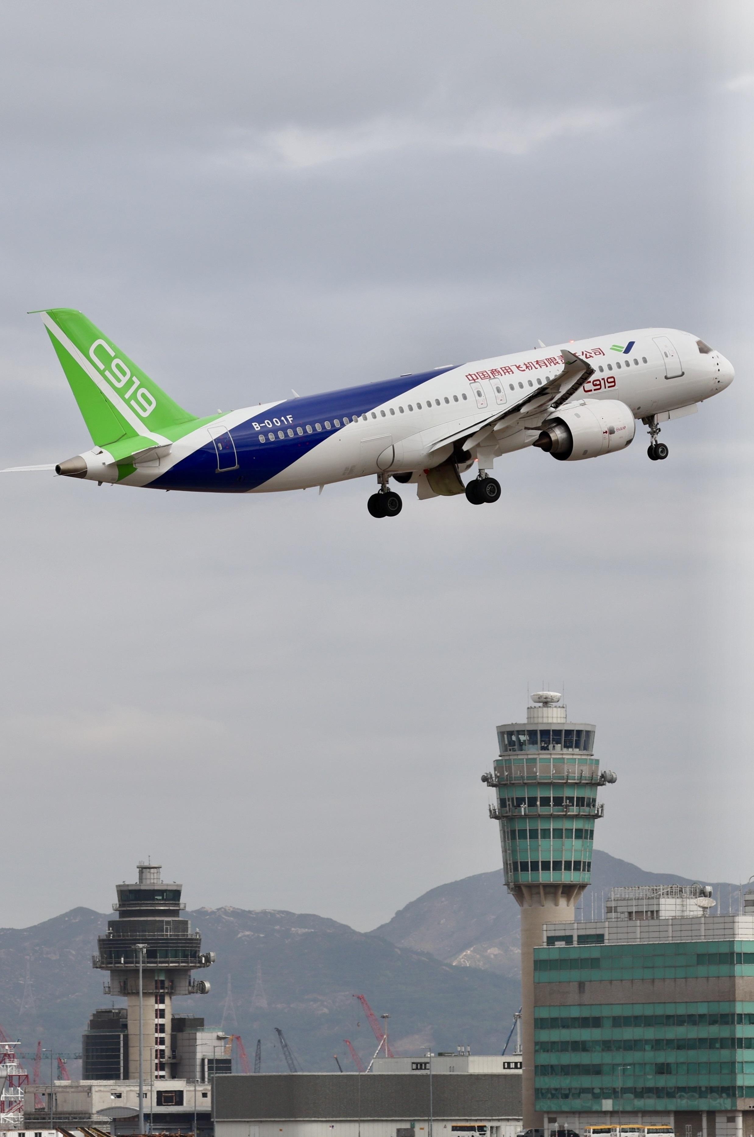 The flight demonstration of home-grown aircraft C919 concluded successfully this morning (December 16). Photo shows the C919 aircraft taking off from the Hong Kong International Airport.

