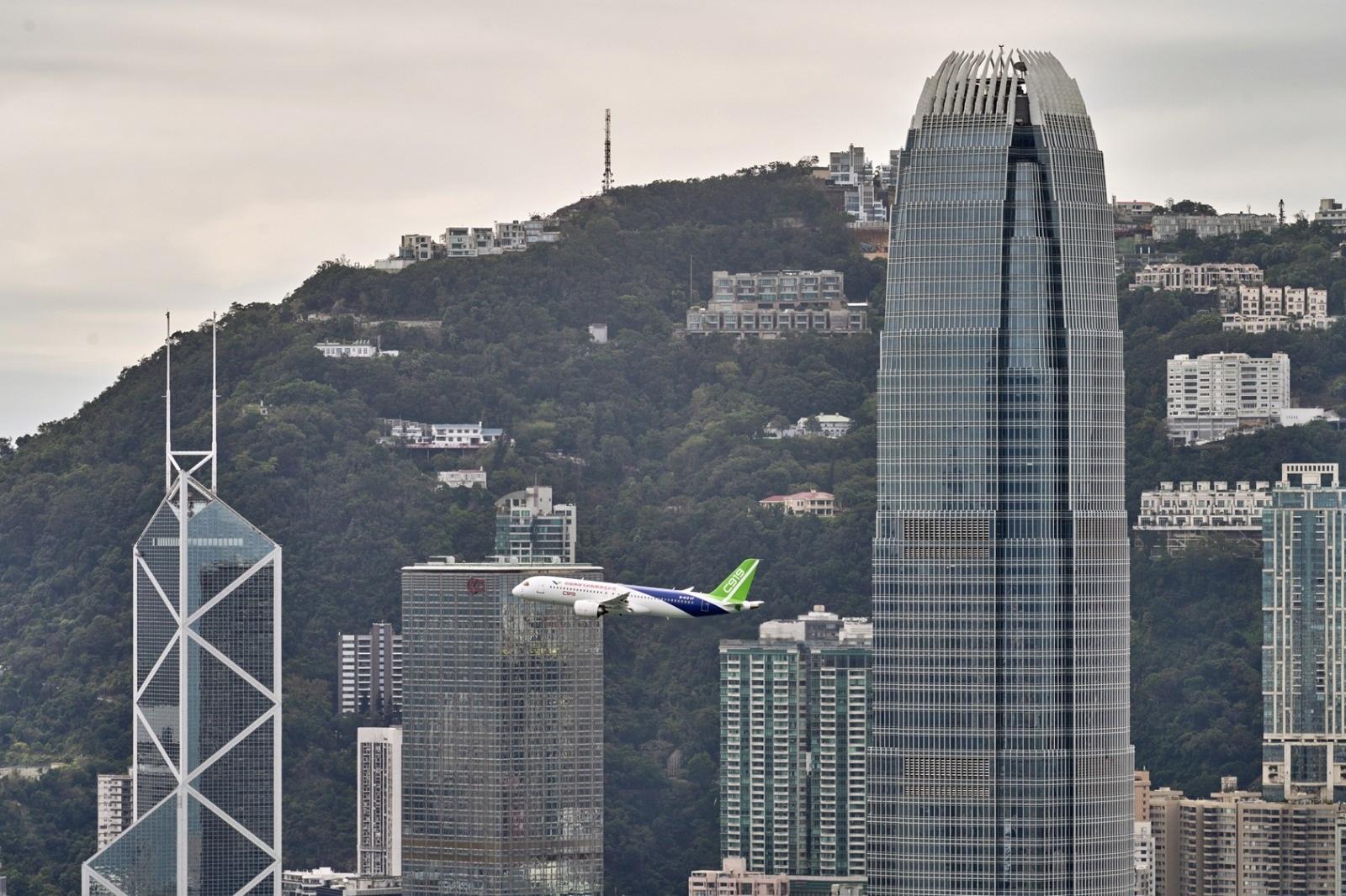 The flight demonstration of home-grown aircraft C919 concluded successfully this morning (December 16). Photo shows the C919 aircraft flying over Victoria Harbour.