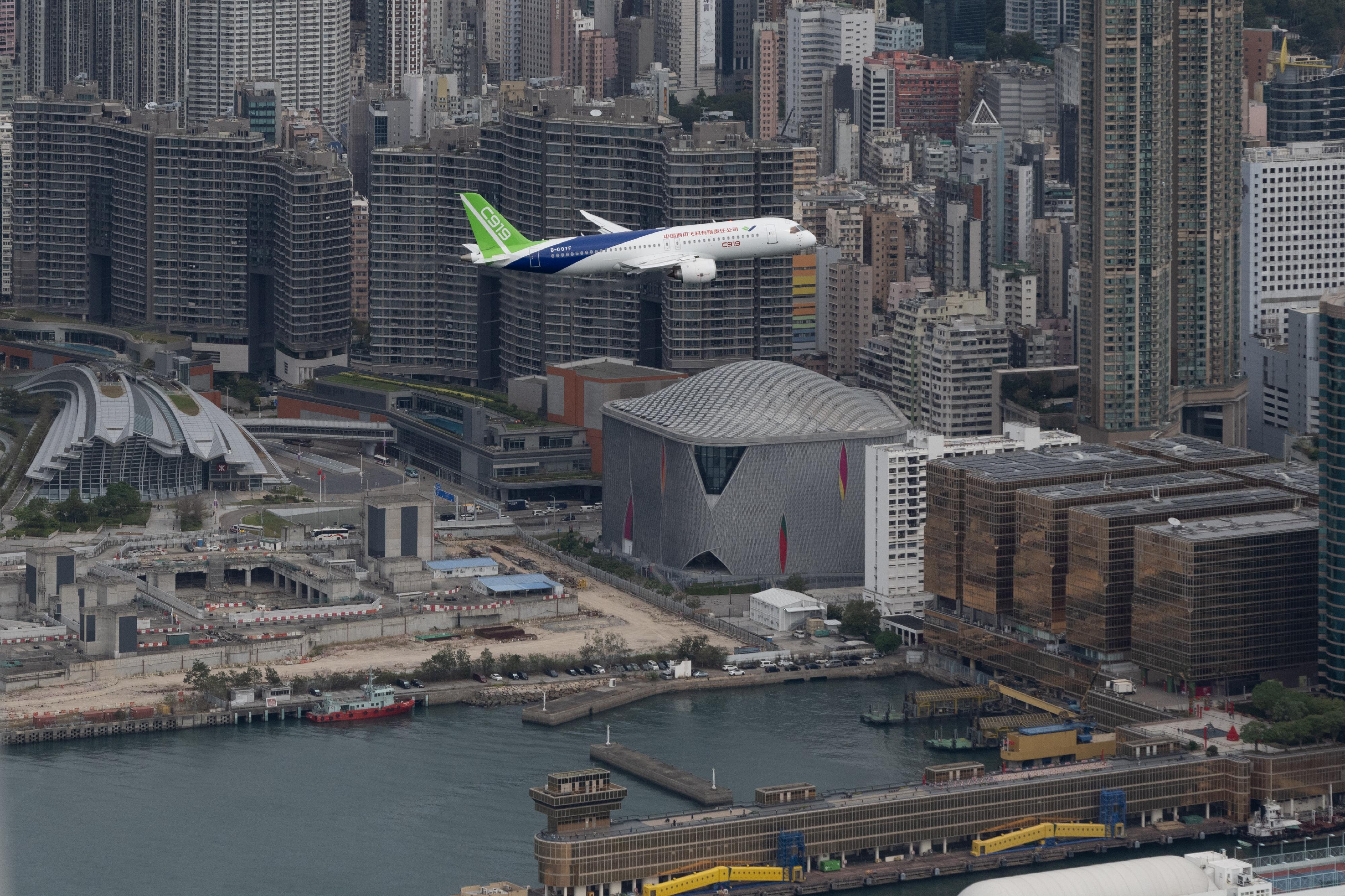 The flight demonstration of home-grown aircraft C919 concluded successfully this morning (December 16). Photo shows the C919 aircraft flying over Victoria Harbour.

