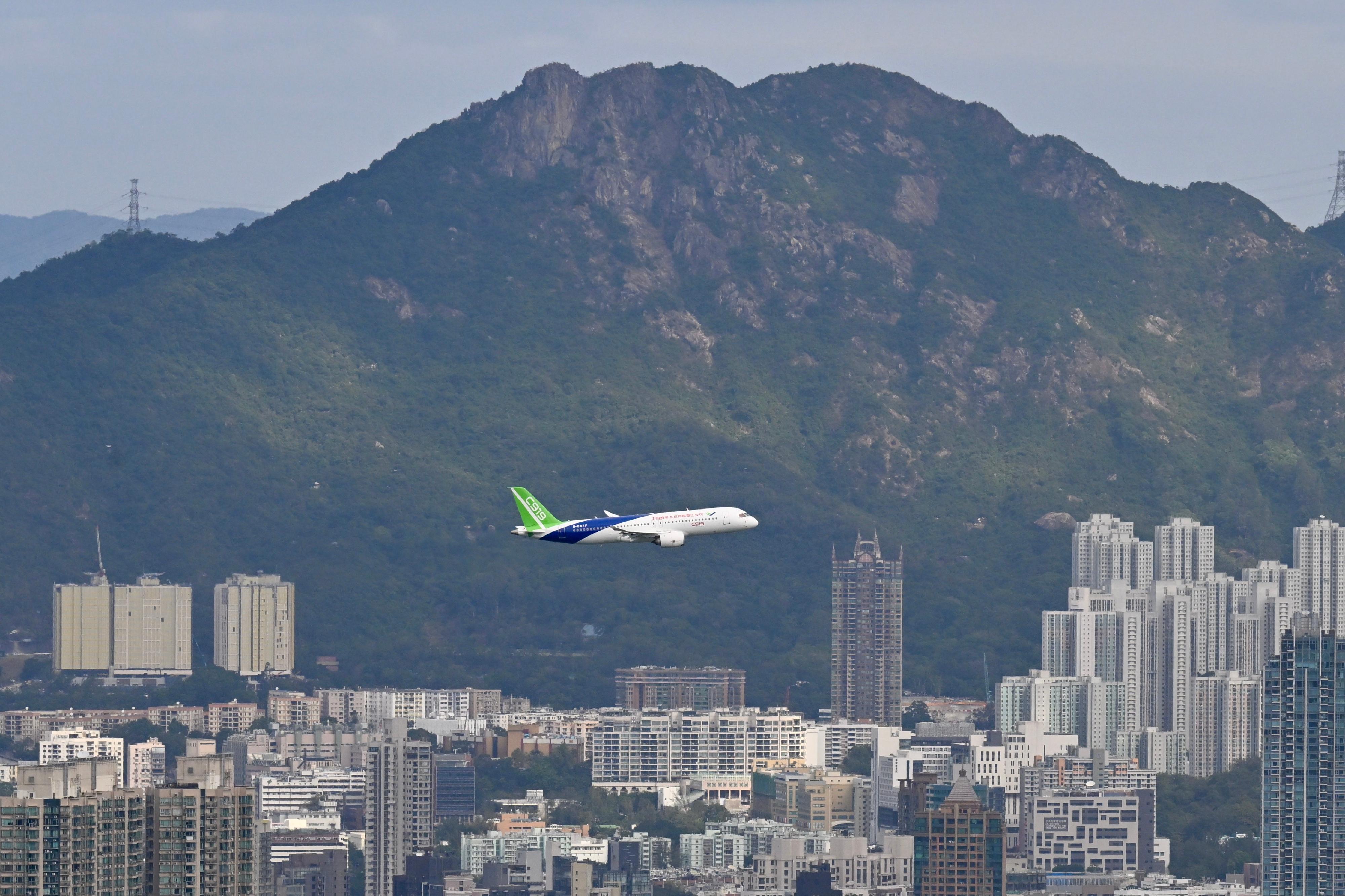 The flight demonstration of home-grown aircraft C919 concluded successfully this morning (December 16). Photo shows the C919 aircraft is flying around Hong Kong Island.