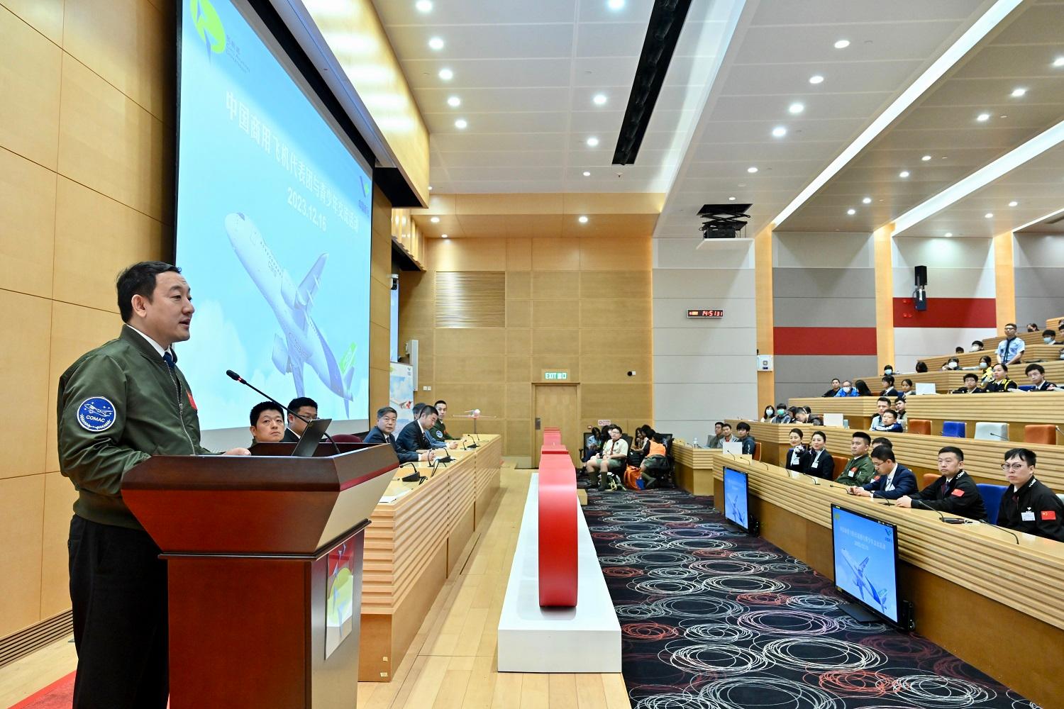 The flight demonstration of home-grown aircraft C919 concluded successfully this morning (December 16). After the flight demonstration, representatives from the Commercial Aircraft Corporation of China, Ltd were invited to meet and interact with young people at the Civil Aviation Department Headquarters. Photo shows Chief Flight Operation Pilot of Commercial Aircraft Corporation of China, Ltd, Captain Tong Yu (first left), addressing the sharing session and encouraging young people attending the event to be courageous in pursuing their dreams, and contributing to the advancement of the national scientific and technological progress, as well as the country’s aviation industry development together.