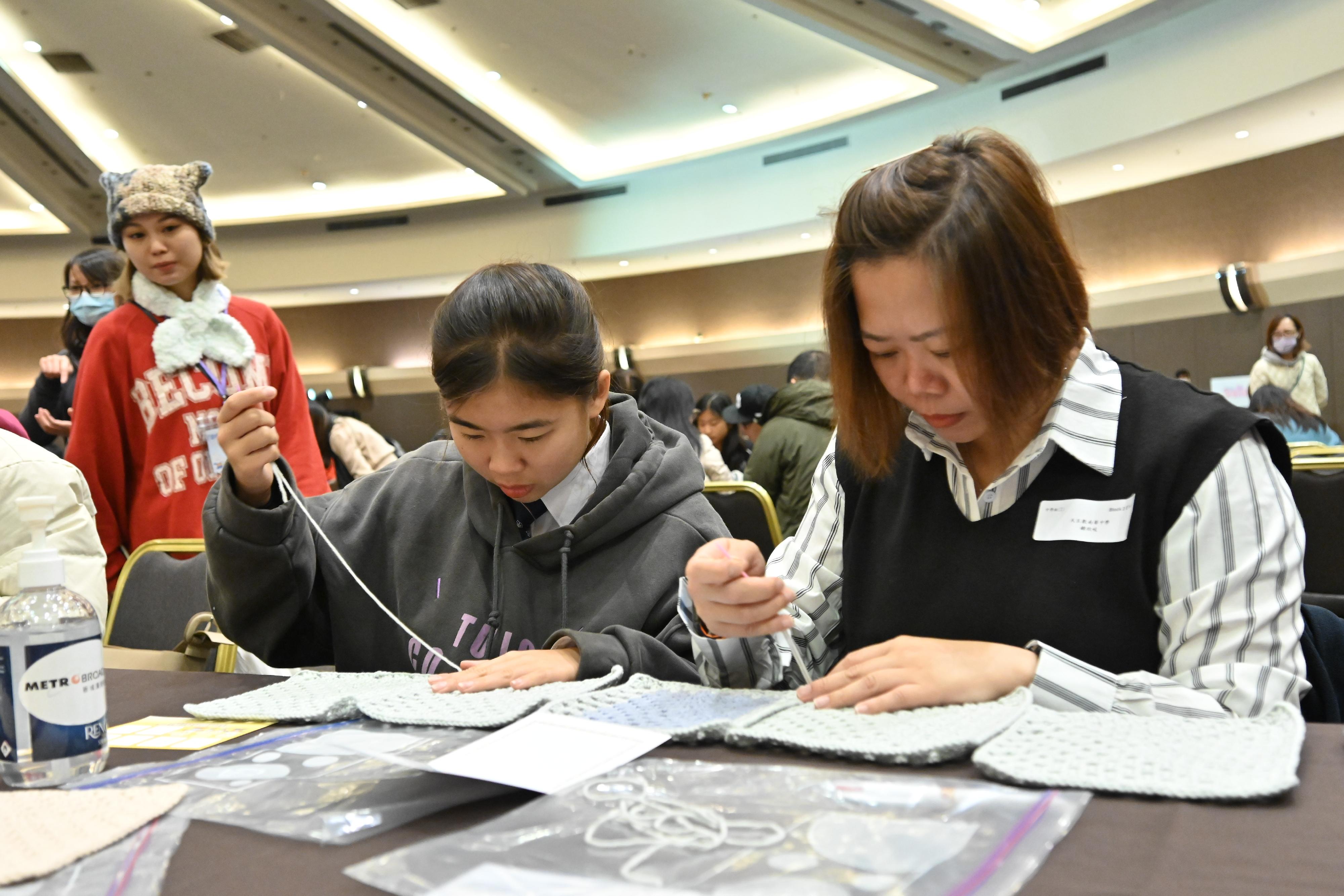 Parents and children stitch crochet squares into scarves together at the "Positive Parent Campaign" Activity Day cum Prize Presentation Ceremony today (December 17).

