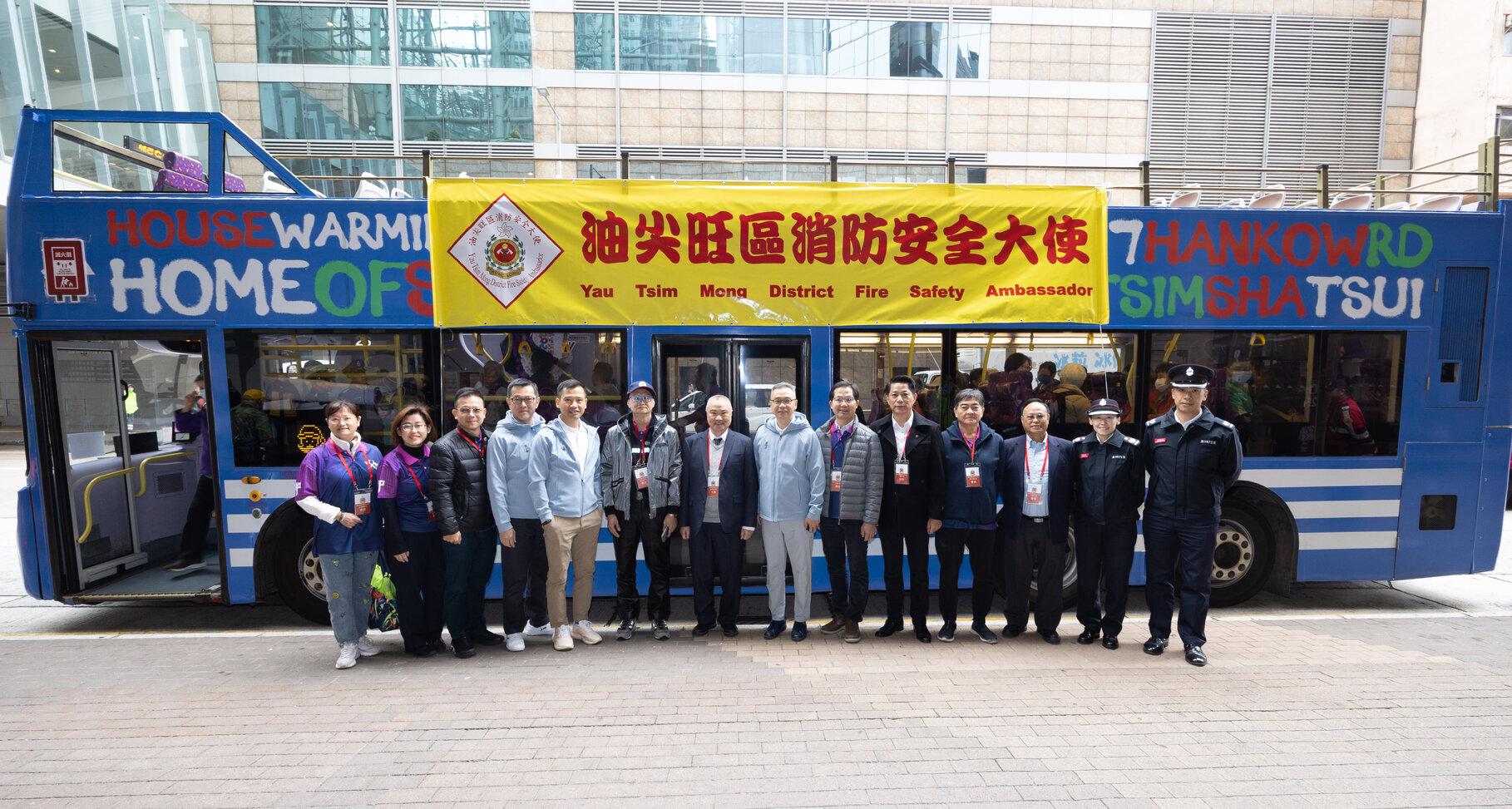 The Deputy Director of Fire Services (Operations), Mr Wong Chun-yip led the Fire Services Department personnel together with members of the Yau Tsim Mong Fire Safety Ambassador Honorary Presidents' Association and Yau Tsim Mong Fire Safety Ambassadors in the open-top bus tour to visit the Yau Tsim Mong district today (December 17). Photo shows Mr Wong (seventh right), the Chairperson and members of the Yau Tsim Mong Honorary Presidents’ Association.