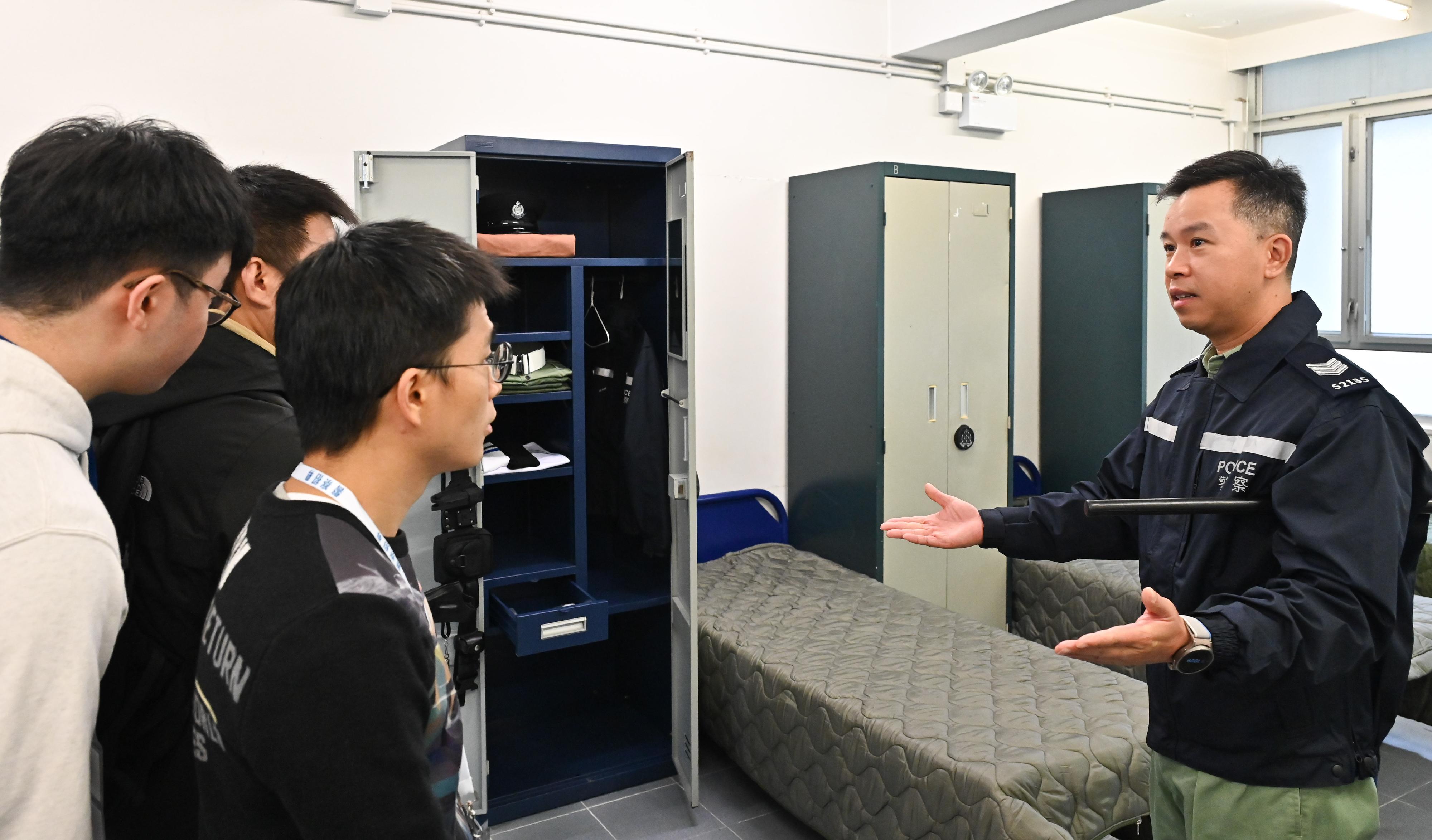 警隊今日（十二月十七日）在香港警察學院舉辦「警察招募‧體驗日」。圖示參加者參與學警營房宿舍深度遊，了解學院訓練生活點滴。