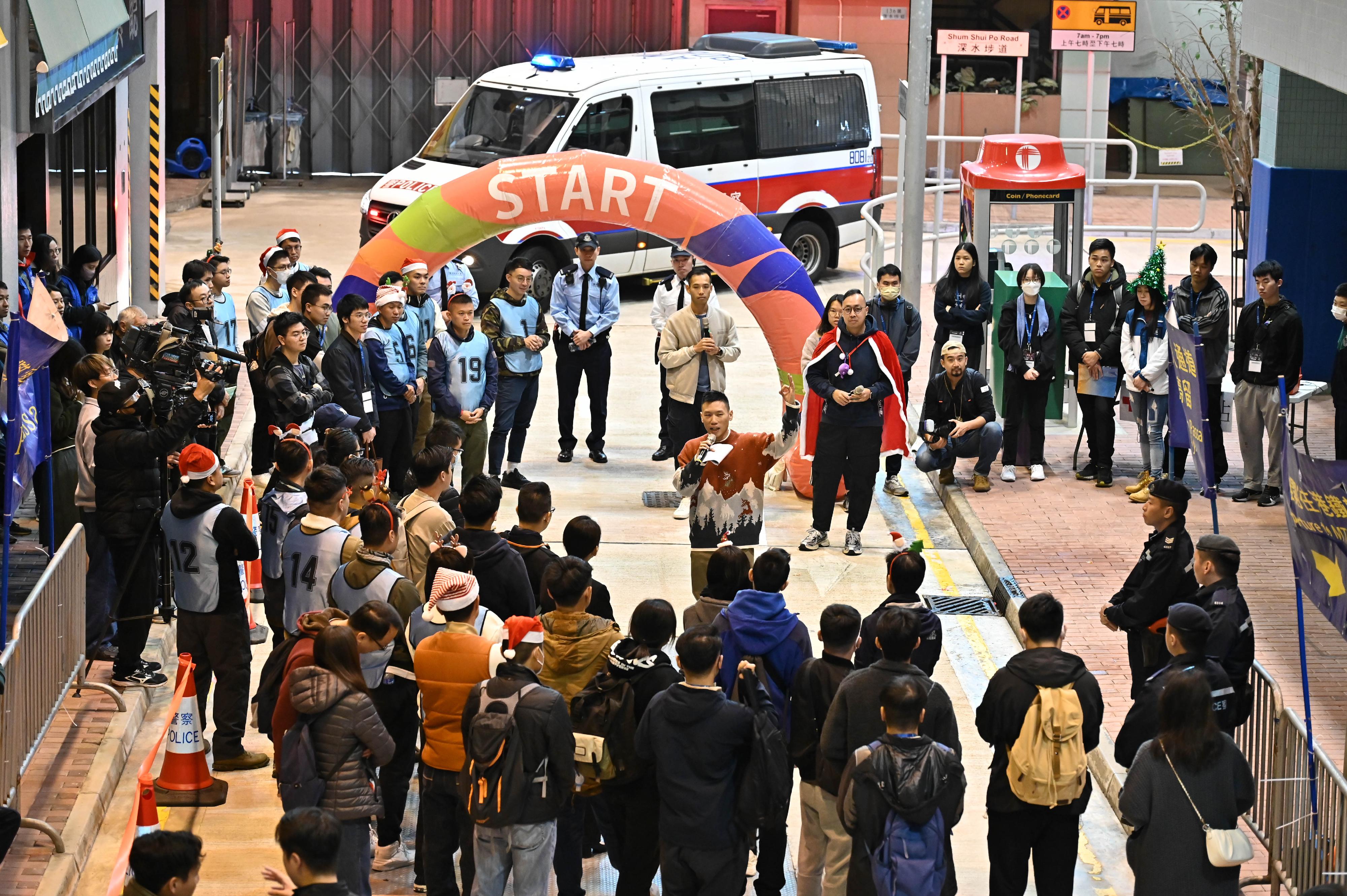 警隊今日（十二月十七日）在香港警察學院舉辦「警察招募‧體驗日」。圖示參加者參與互動劇場，親身感受前線軍裝警務人員執行職務時所遇到的不同情景。