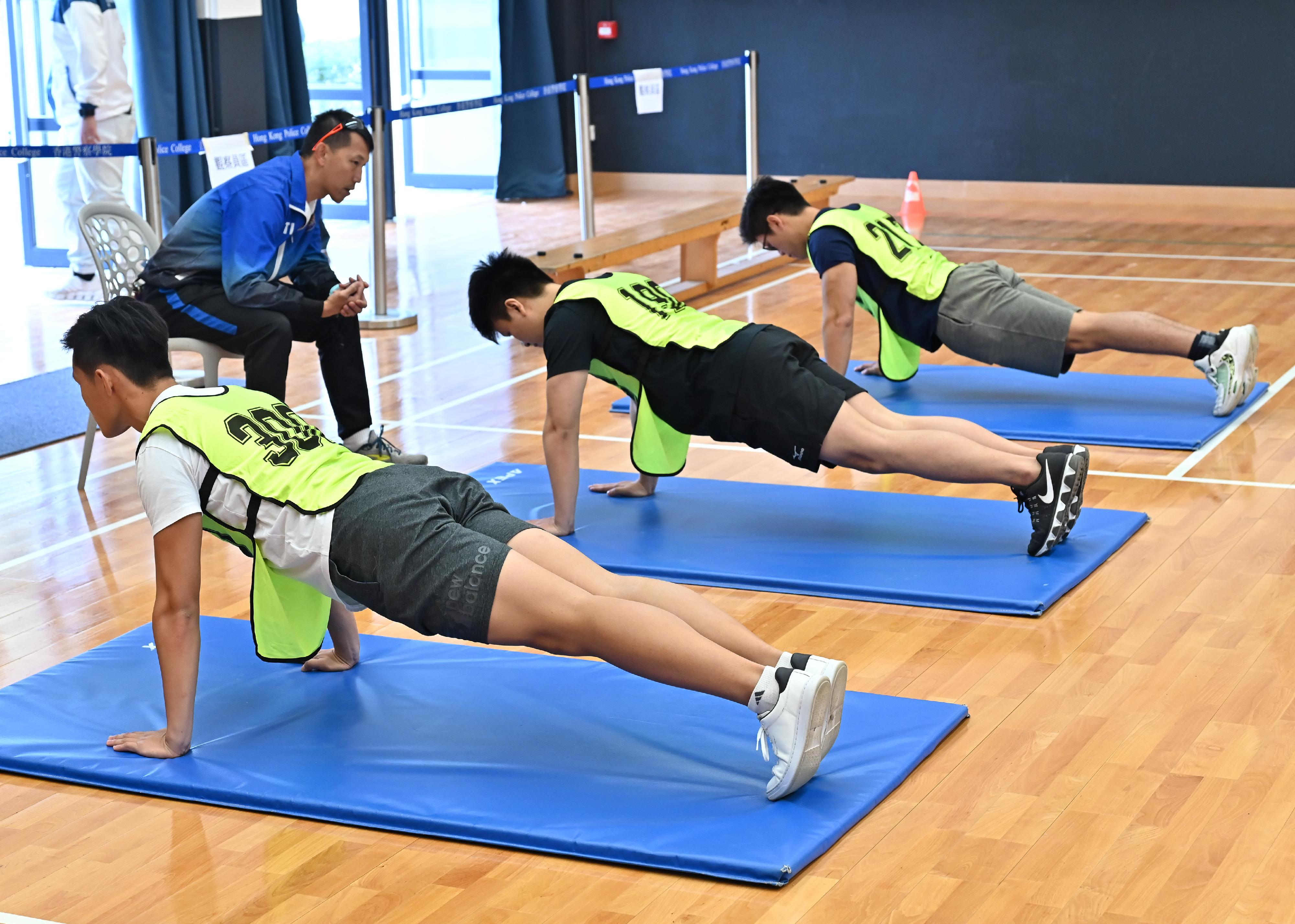 The Hong Kong Police Force today (December 17) held the Police Recruitment Experience and Assessment Day at the Hong Kong Police College. Photo shows participants taking part in the push-up challenge during the physical fitness test workshop.