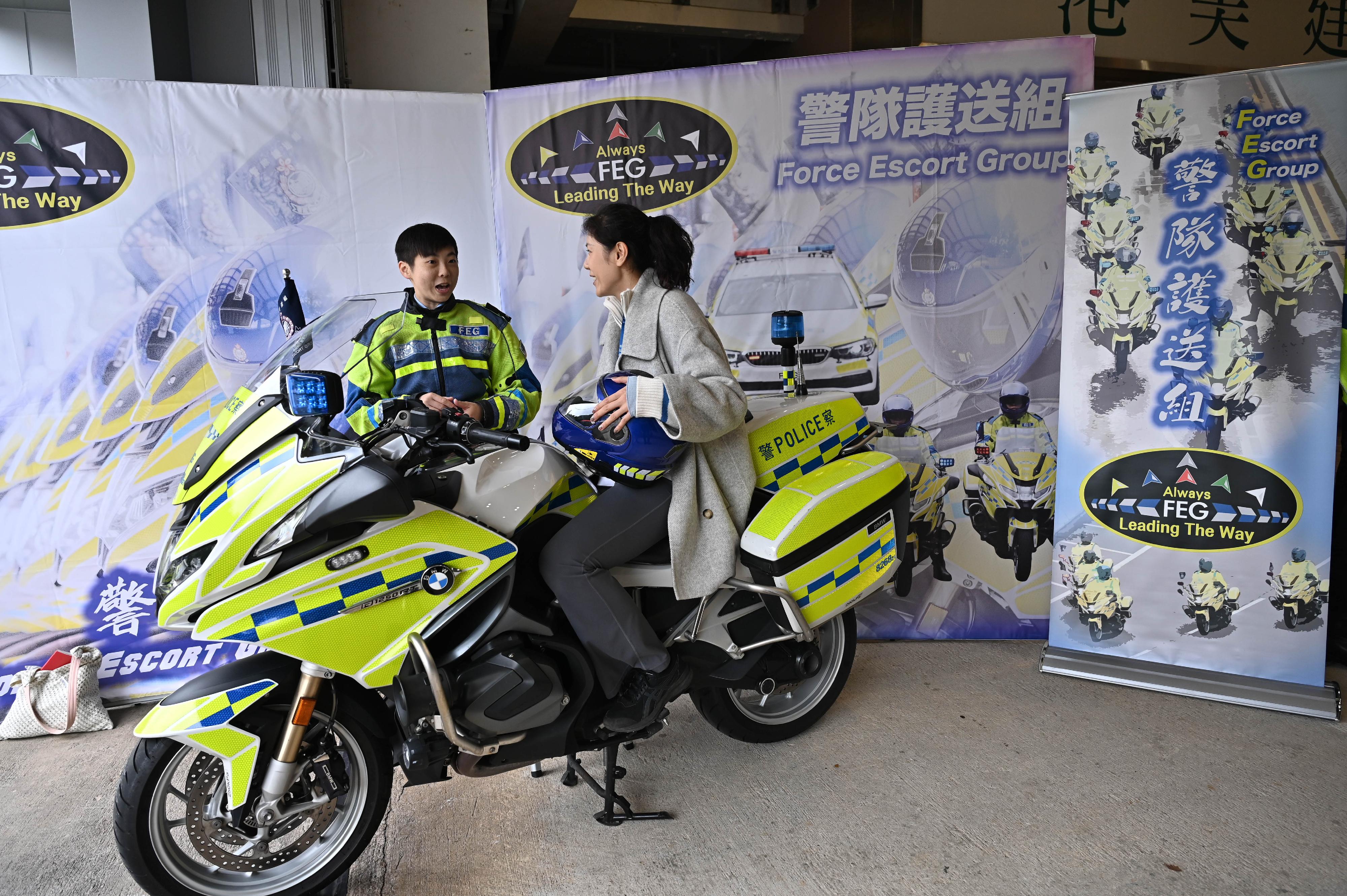 The Hong Kong Police Force today (December 17) held the Police Recruitment Experience and Assessment Day at the Hong Kong Police College. Photo shows an officer from the Force Escort Group introducing their work and equipment to a participant.