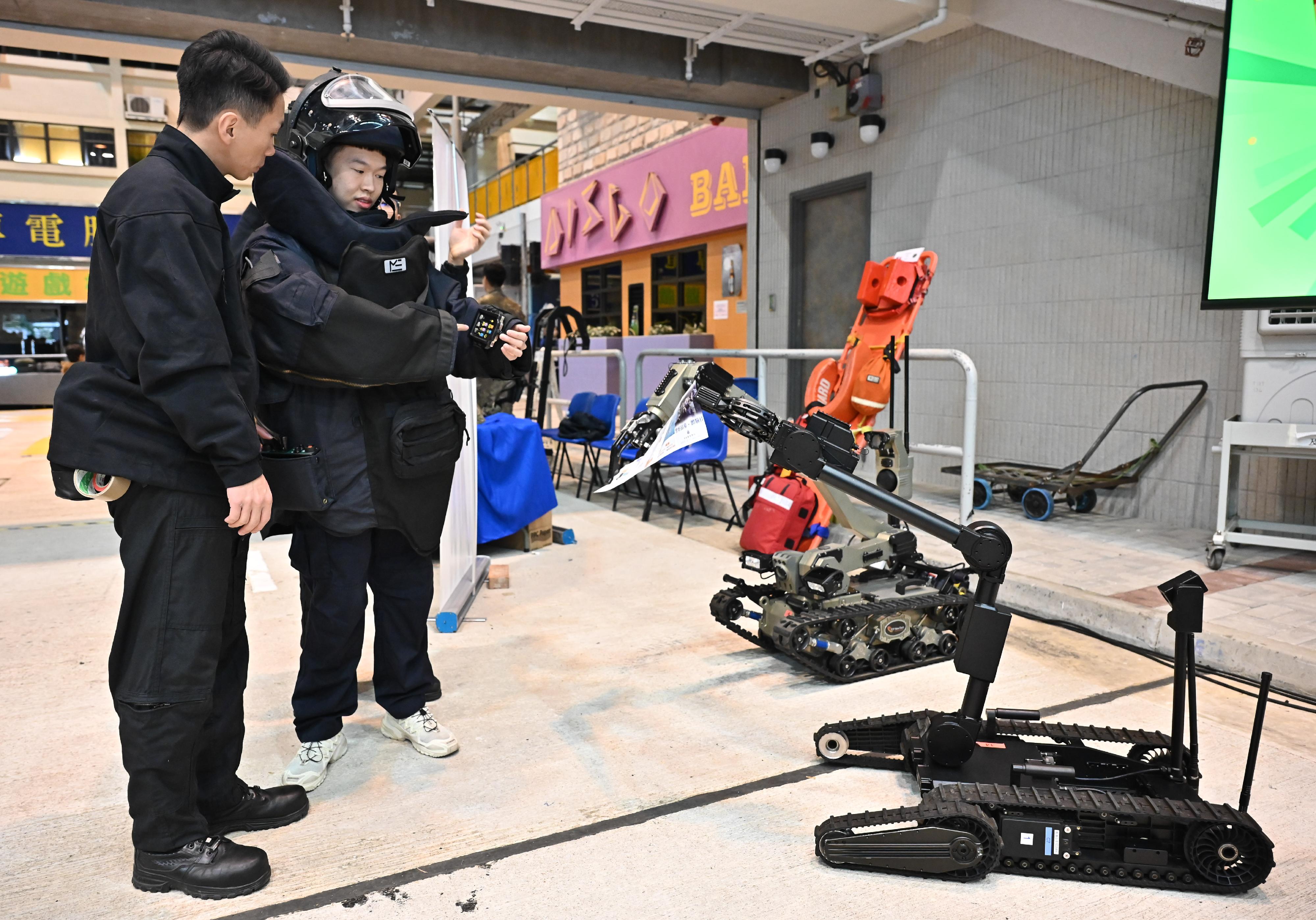 The Hong Kong Police Force today (December 17) held the Police Recruitment Experience and Assessment Day at the Hong Kong Police College. Photo shows an officer from the Explosive Ordnance Disposal Bureau introducing their work and equipment to a participant.
