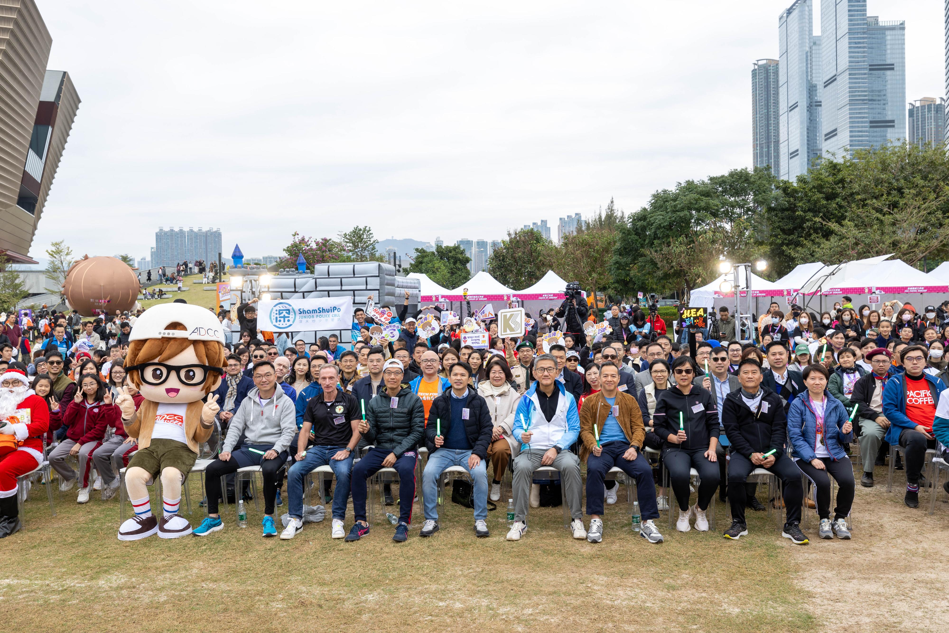 The Anti-Deception Coordination Centre of the Hong Kong Police Force organises the "West Kowloon CHILL RUN Winter Market cum Anti-Scam Charity Run 2023" at the West Kowloon Cultural District today (December 17), which attracted over a thousand members of the public to join. Photo shows the Commissioner of Police, Mr Siu Chak-yee (front row, fifth right) with other guests and members of the public.