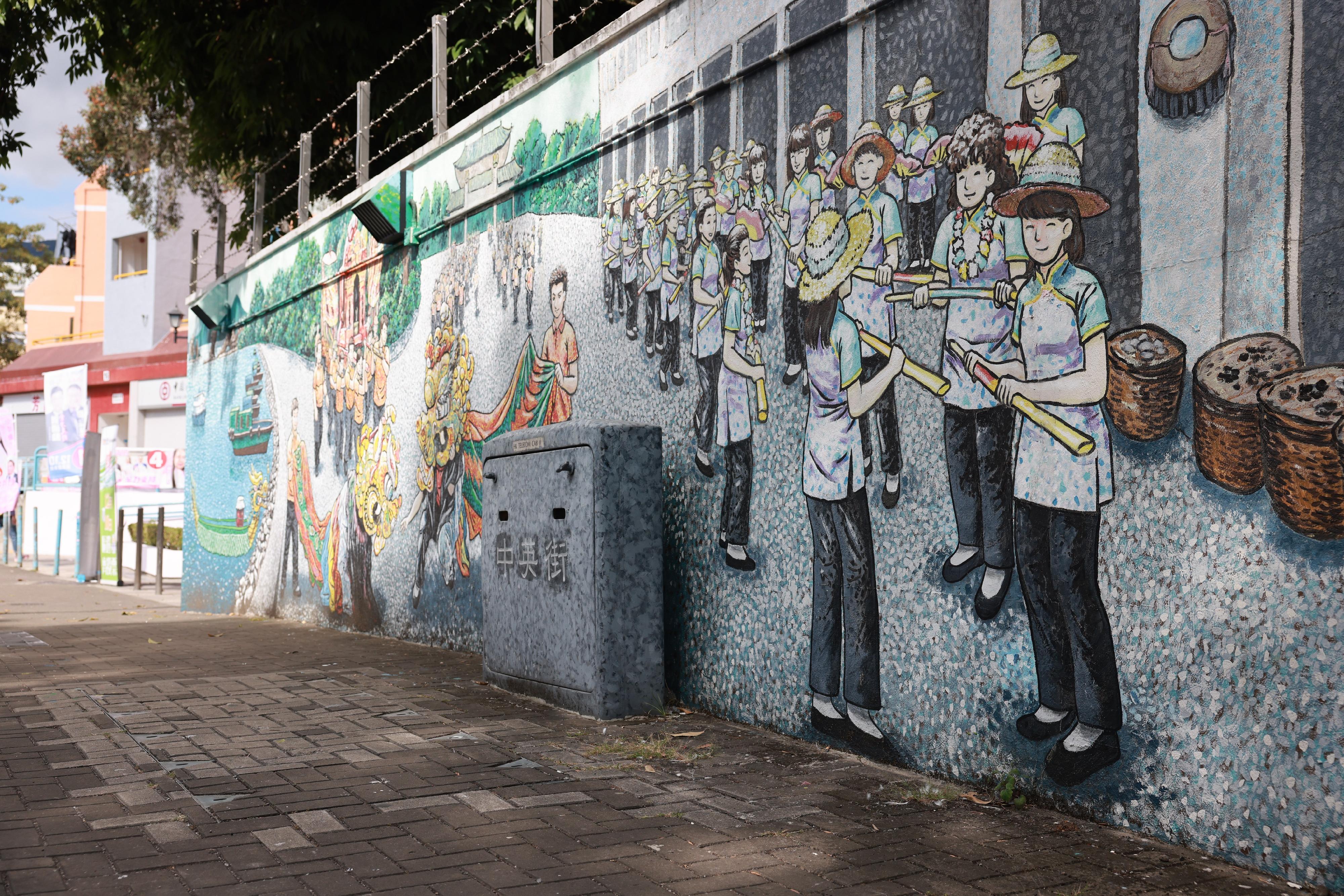 The Second Phase Opening-up of Sha Tau Kok will begin on January 1 next year. Initially, up to 1,000 tourists per day will be allowed to visit all parts of Sha Tau Kok, except Chung Ying Street, after applying online for a Closed Area Permit. Photo shows the mural paintings at Shun Ping Street depicting traditional cultural activities in Sha Tau Kok.
