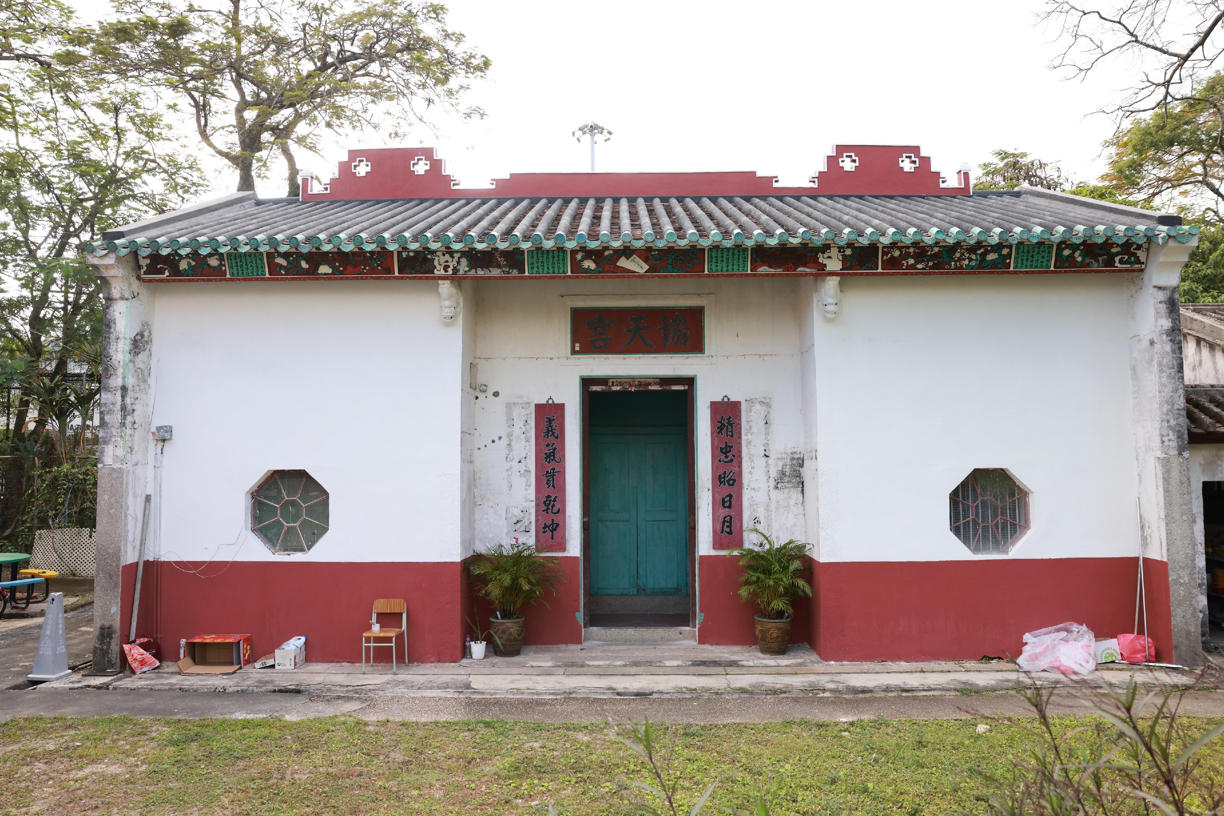 The Second Phase Opening-up of Sha Tau Kok will begin on January 1 next year. Initially, up to 1,000 tourists per day will be allowed to visit all parts of Sha Tau Kok, except Chung Ying Street, after applying online for a Closed Area Permit. Photo shows the statutory monument Hip Tin Temple.
