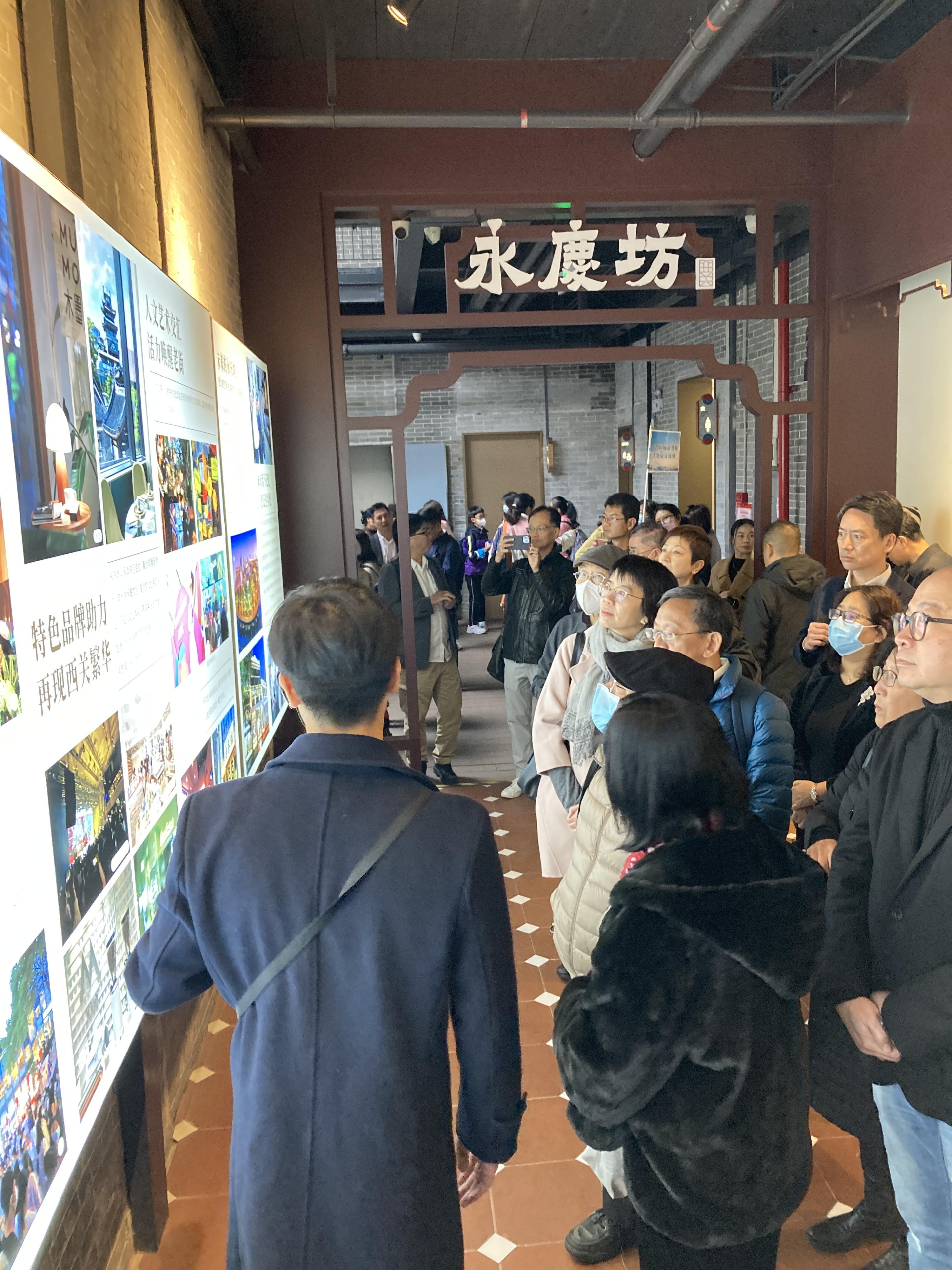 The Town Planning Board visited Guangzhou, Dongguan and Shenzhen from December 16 to 18 to better understand the prevailing urban planning and development in the Greater Bay Area. Photo shows the delegation visiting Yongqingfang and listening to an introduction of the old city revitalisation planning model.