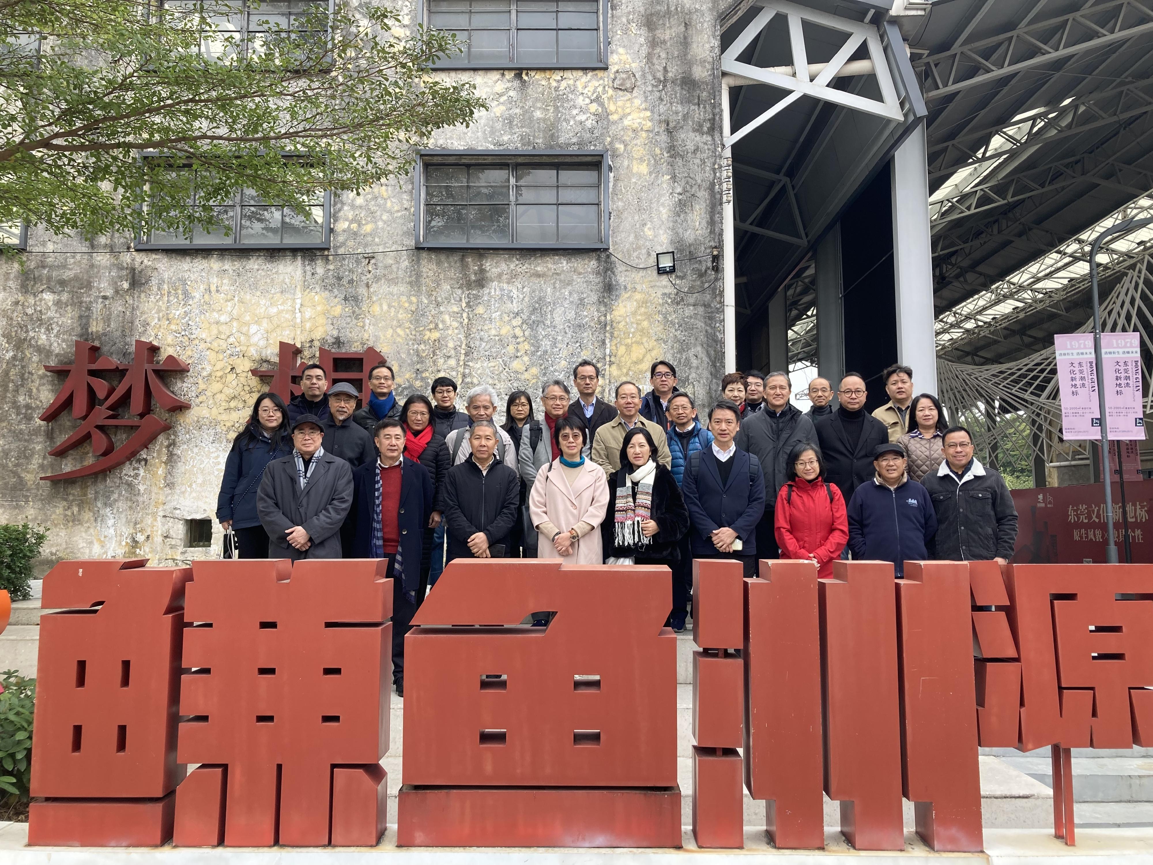 The Town Planning Board visited Guangzhou, Dongguan and Shenzhen from December 16 to 18 to better understand the prevailing urban planning and development in the Greater Bay Area. Photo shows the Chairman of the Town Planning Board, Ms Doris Ho (front row, fourth left); and the Director of Planning, Mr Ivan Chung (front row, fourth right) together with the delegation after visiting Jianyuzhou Cultural and Creative Park.
