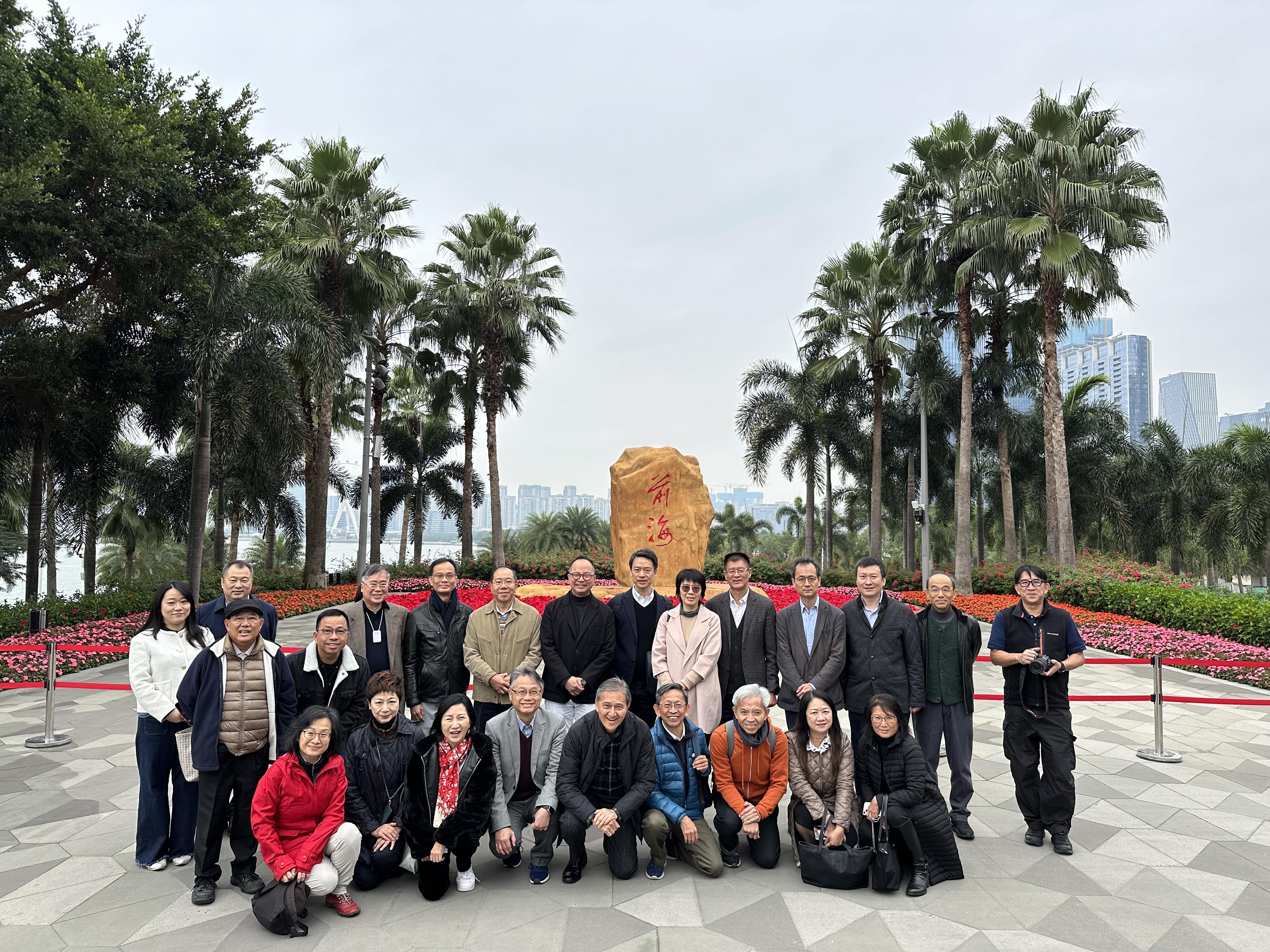 The Town Planning Board visited Guangzhou, Dongguan and Shenzhen from December 16 to 18 to better understand the prevailing urban planning and development in the Greater Bay Area. Photo shows the Chairman of the Town Planning Board, Ms Doris Ho (back row, sixth right); the Director of Planning, Mr Ivan Chung (back row, seventh right); and the Deputy Chief of the Planning and Natural Resources Bureau of Shenzhen Municipality, Mr Ding Qiang (back row, eight right) together with the delegation in Qianhai Development Zone. 
