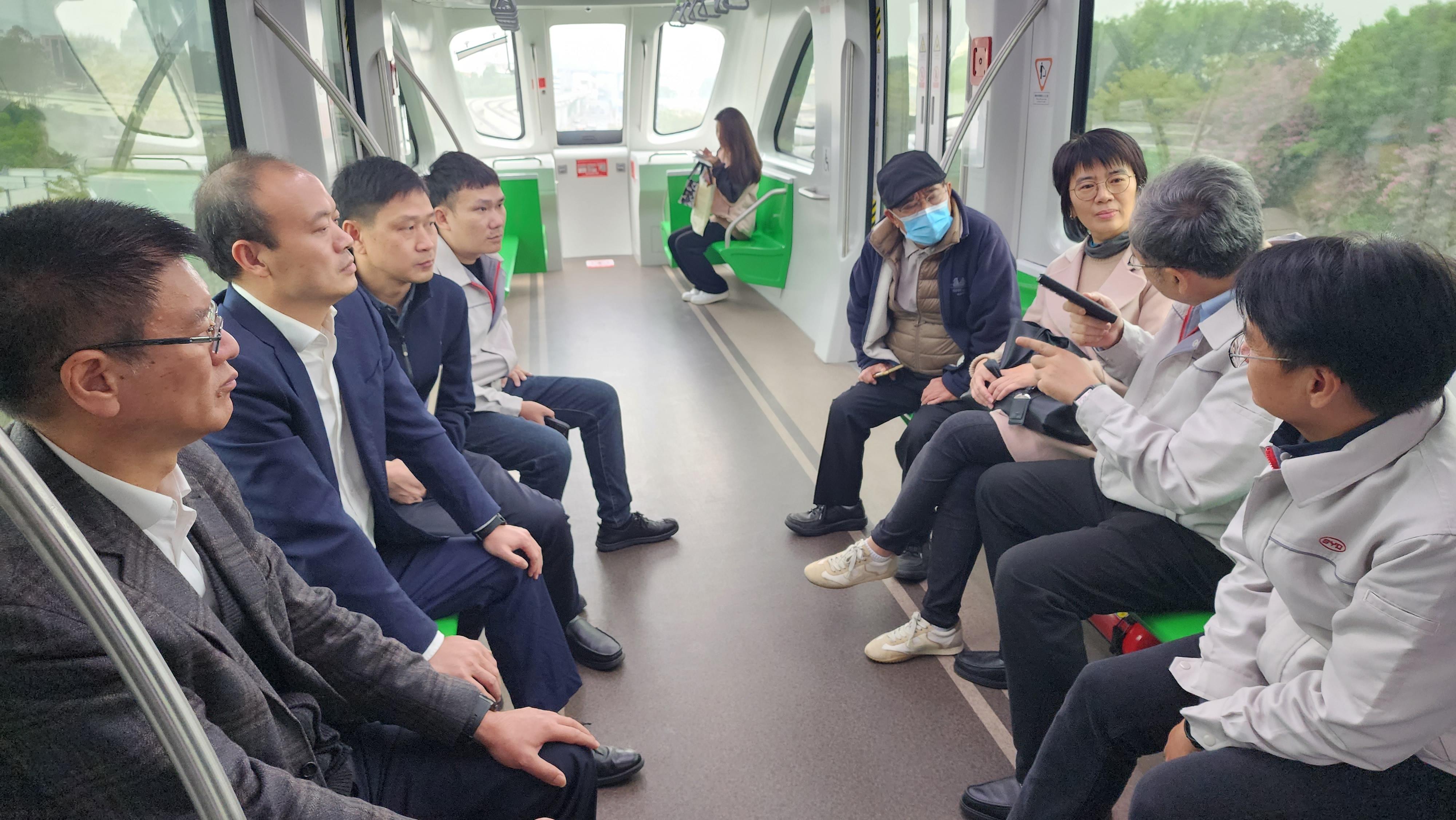The Town Planning Board visited Guangzhou, Dongguan and Shenzhen from December 16 to 18 to better understand the prevailing urban planning and development in the Greater Bay Area. Photo shows the delegation riding the SkyShuttle, a new energy rail transit system developed by BYD Company Limited.