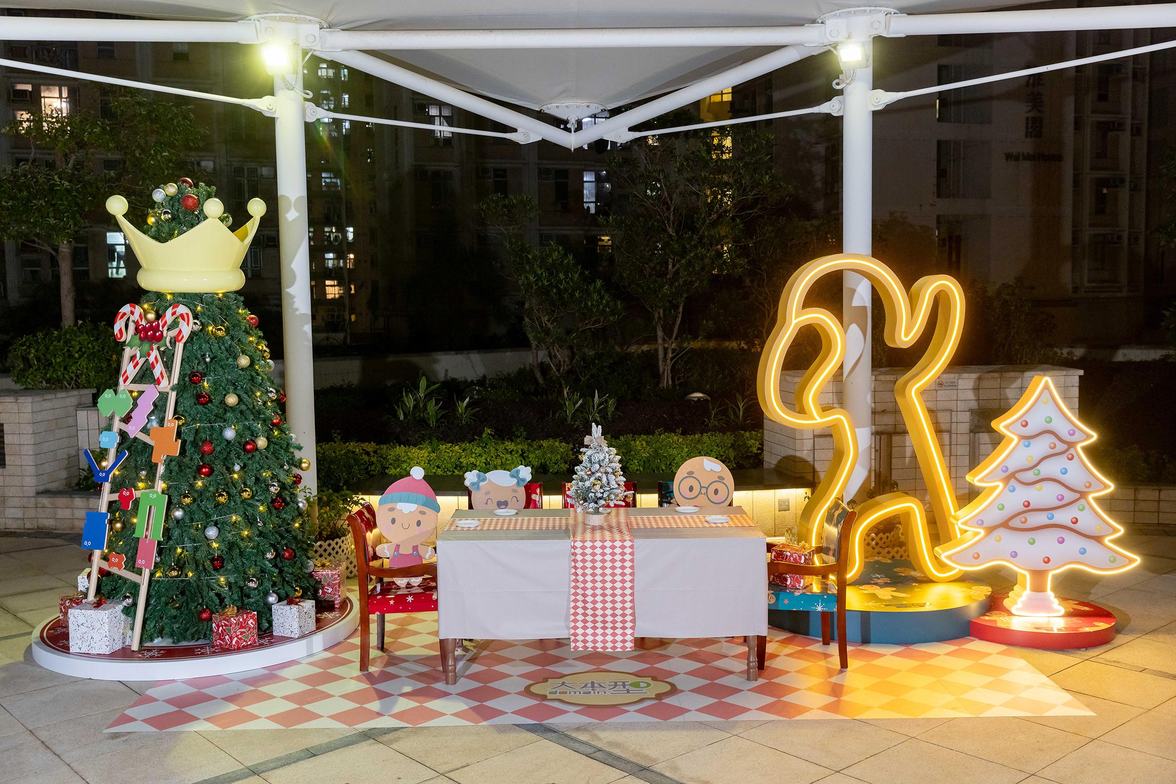 香港房屋委員會（房委會）於轄下多個商場舉辦聖誕節推廣及夜繽紛活動，與市民歡度聖誕。圖示房委會位於油塘的區域商場大本型於空中花園的薑餅人模具聖誕裝飾。