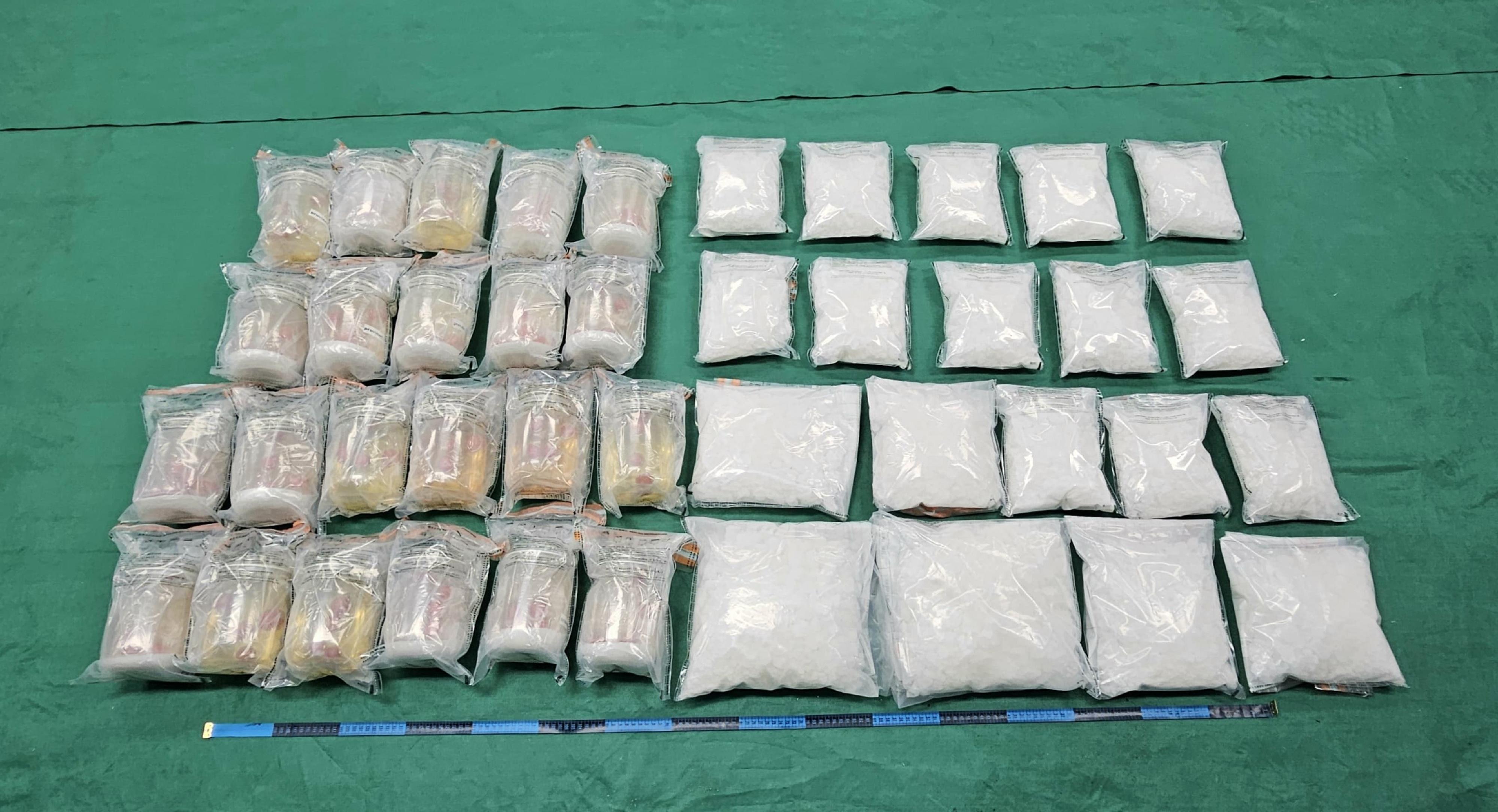 Hong Kong Customs on December 17 detected a drug trafficking case involving baggage concealment at Hong Kong International Airport. About 22 kilograms of suspected liquid cocaine and about 25kg of suspected ketamine with an estimated market value of about $36 million were seized. Photo shows the suspected liquid cocaine and suspected ketamine seized.
