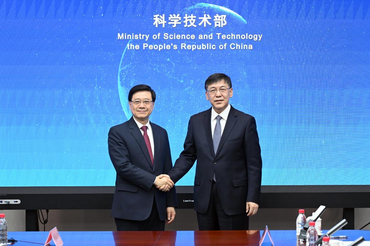 The Chief Executive, Mr John Lee (left), meets with the Minister of Science and Technology, Mr Yin Hejun (right), in Beijing today (December 19).

