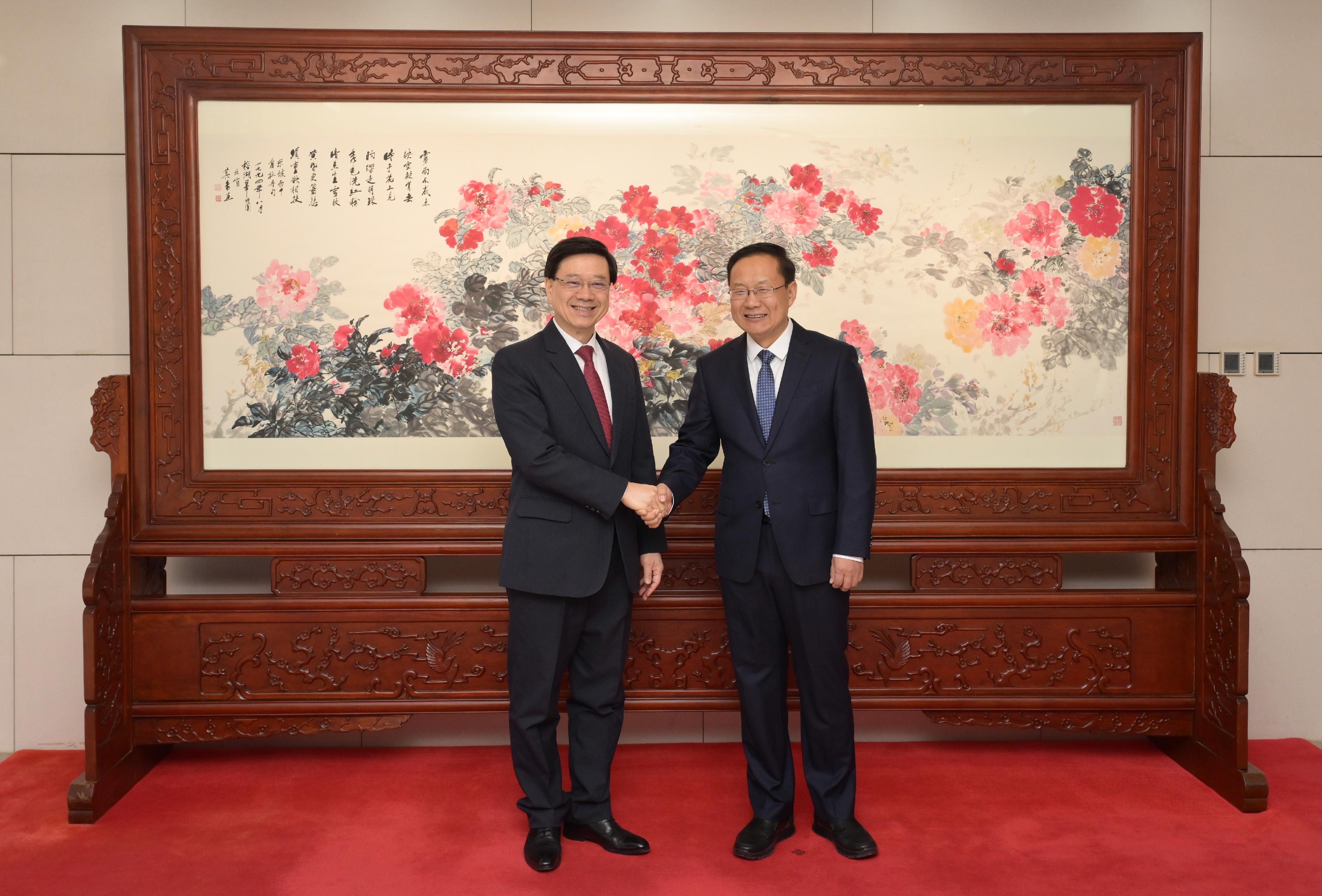 The Chief Executive, Mr John Lee (left), meets with the Party Secretary of the Ministry of Culture and Tourism, Mr Sun Yeli (right), in Beijing today (December 19).
