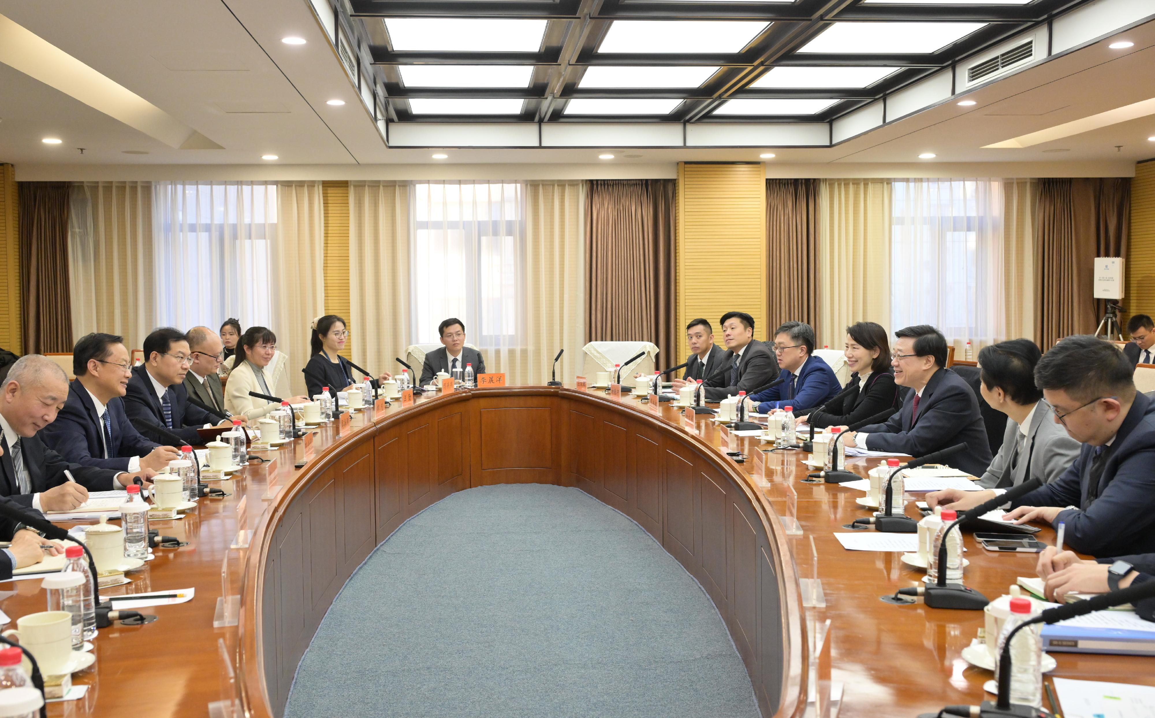 The Chief Executive, Mr John Lee (third right), meets with the Party Secretary of the Ministry of Culture and Tourism, Mr Sun Yeli (second left), in Beijing today (December 19). The Director of the Chief Executive's Office, Ms Carol Yip (fourth right), and the Director of the Office of the Government of the Hong Kong Special Administrative Region in Beijing, Mr Rex Chang (second right), also attend. 

