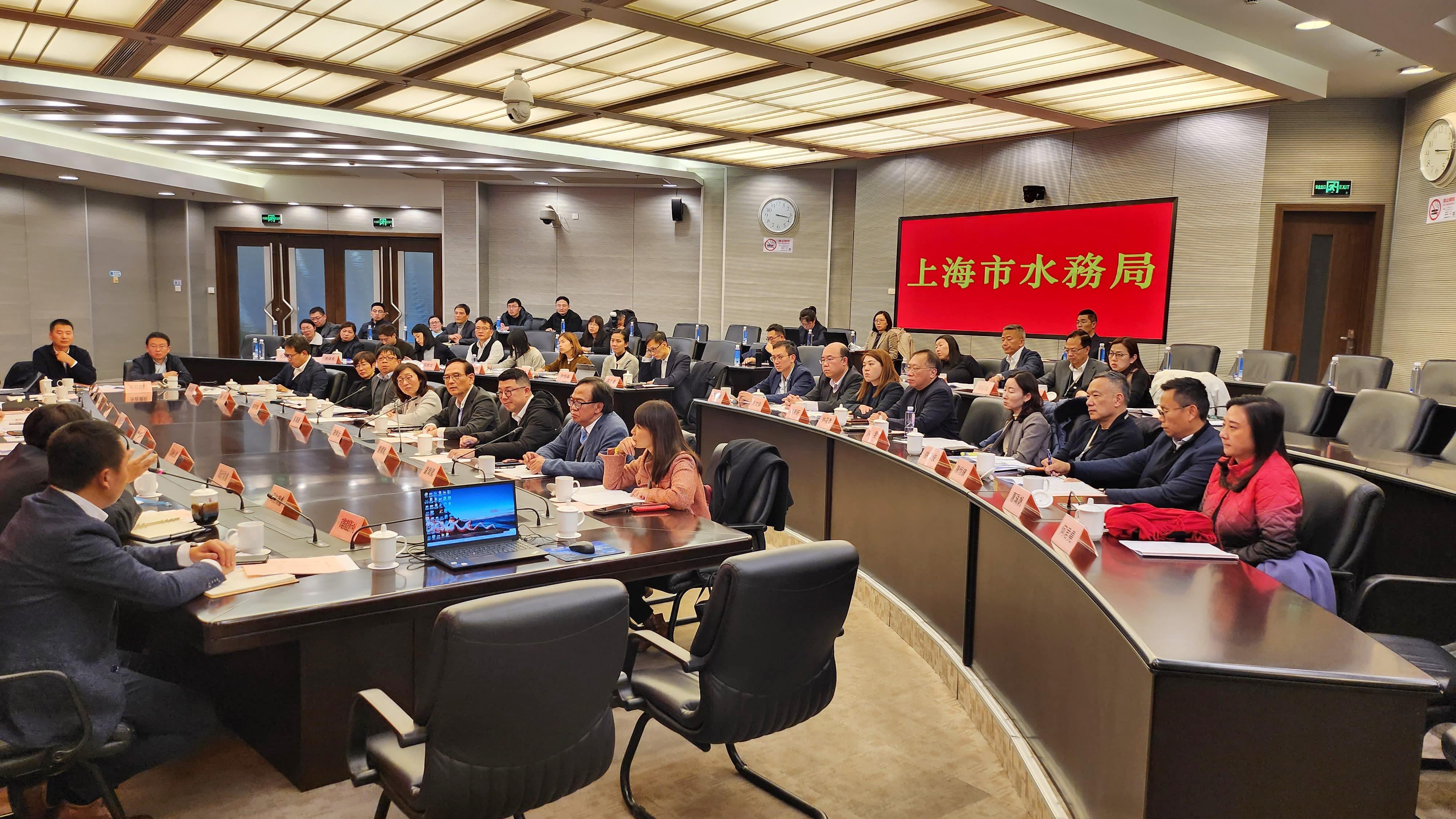 The delegation of the Legislative Council Panel on Development begins the three-day duty visit to Shanghai today (December 19). Photo shows the delegation meeting and exchanging views with the representatives of the Shanghai Water Authority.