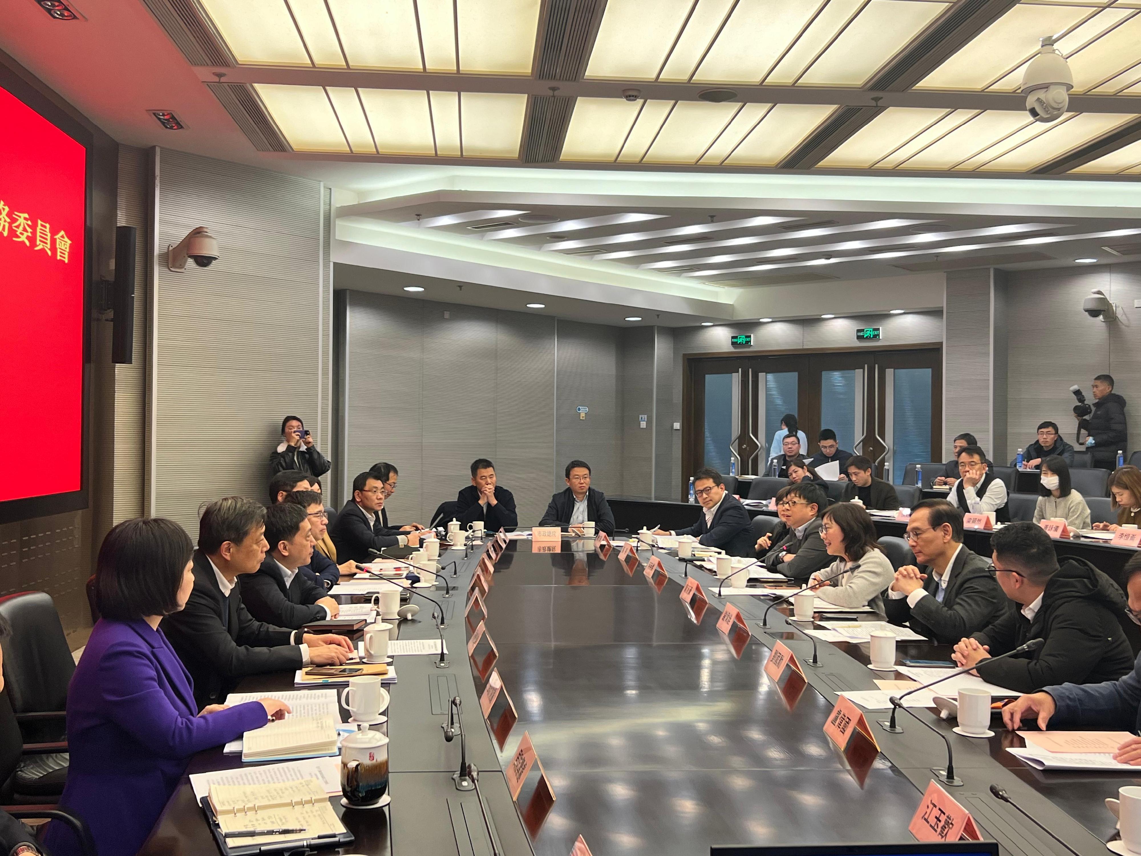 The Secretary for Development, Ms Bernadette Linn, leading a delegation of the Development Bureau, started her visit to Shanghai today (December 19), together with a delegation of the Legislative Council Panel on Development. Photos shows Ms Linn (third right) and the delegations exchanging views with the Director General of the Shanghai Water Authority, Mr Shi Jiaming (third left), and his fellow officials.