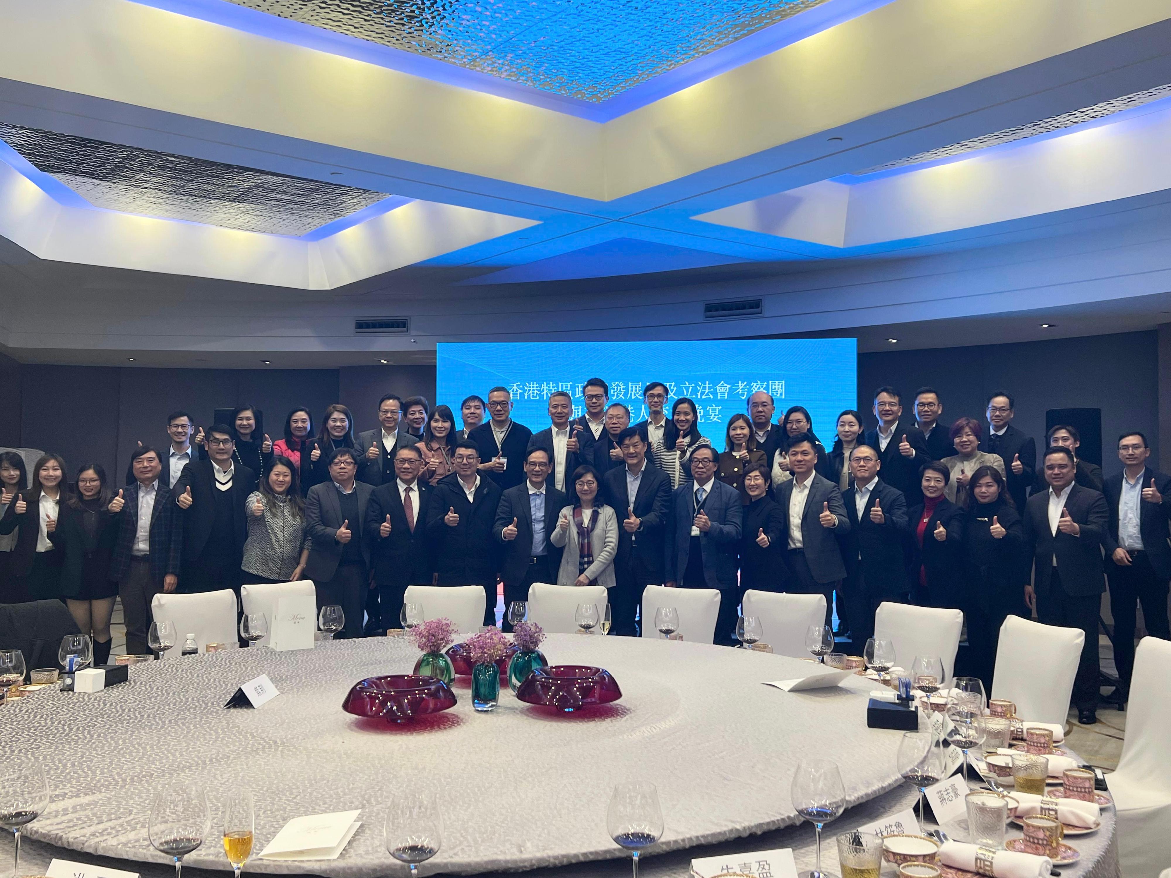 The Secretary for Development, Ms Bernadette Linn, leading a delegation of the Development Bureau, started her visit to Shanghai today (December 19), together with a delegation of the Legislative Council Panel on Development. Photo shows Ms Linn (front row, ninth right) and the delegations pictured with representatives from the Hong Kong communities in Shanghai at a dinner.