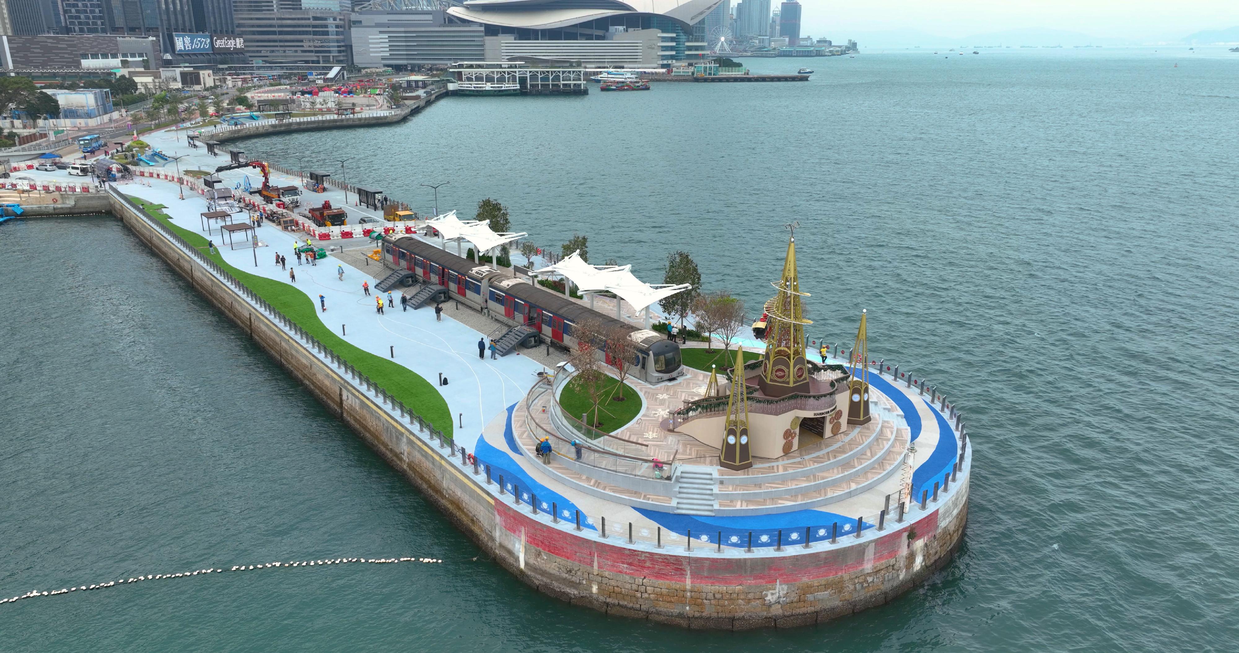 The Water Sports and Recreation Precinct (Phase 4) in Wan Chai will open tomorrow (December 21). A stepped train platform is available for visitors to enjoy the views of Victoria Harbour from different angles.