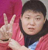 Zhang Yiqi, aged 32, is about 1.56 metres tall, 80 kilograms in weight and of fat build. She has a round face with yellow complexion and short black hair. She was last seen wearing a pink jacket, grey and white long-sleeved shirt, black trousers and black and white sport shoes.