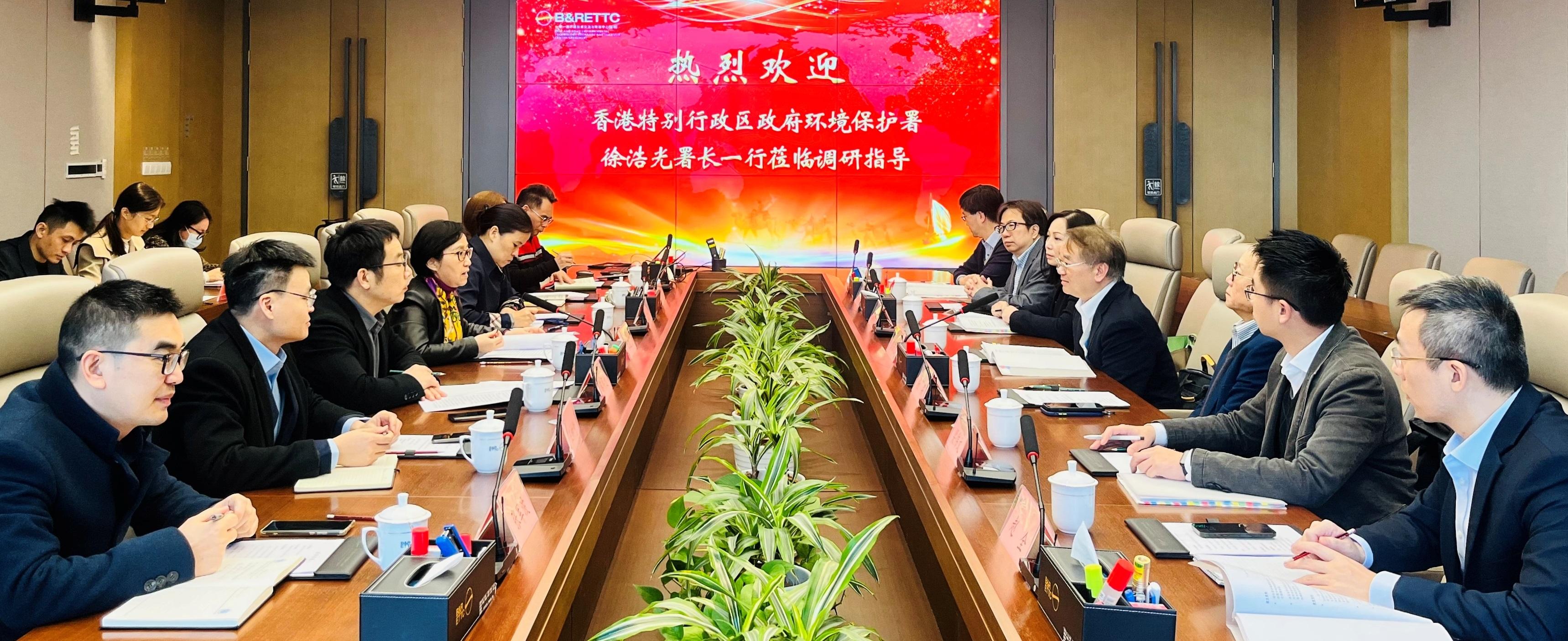 The Director of Environmental Protection of the Hong Kong Special Administrative Region, Dr Samuel Chui (fourth right), visited the Shenzhen Belt and Road Environmental Technology Exchange and Transfer Center and shared views today (December 20).
