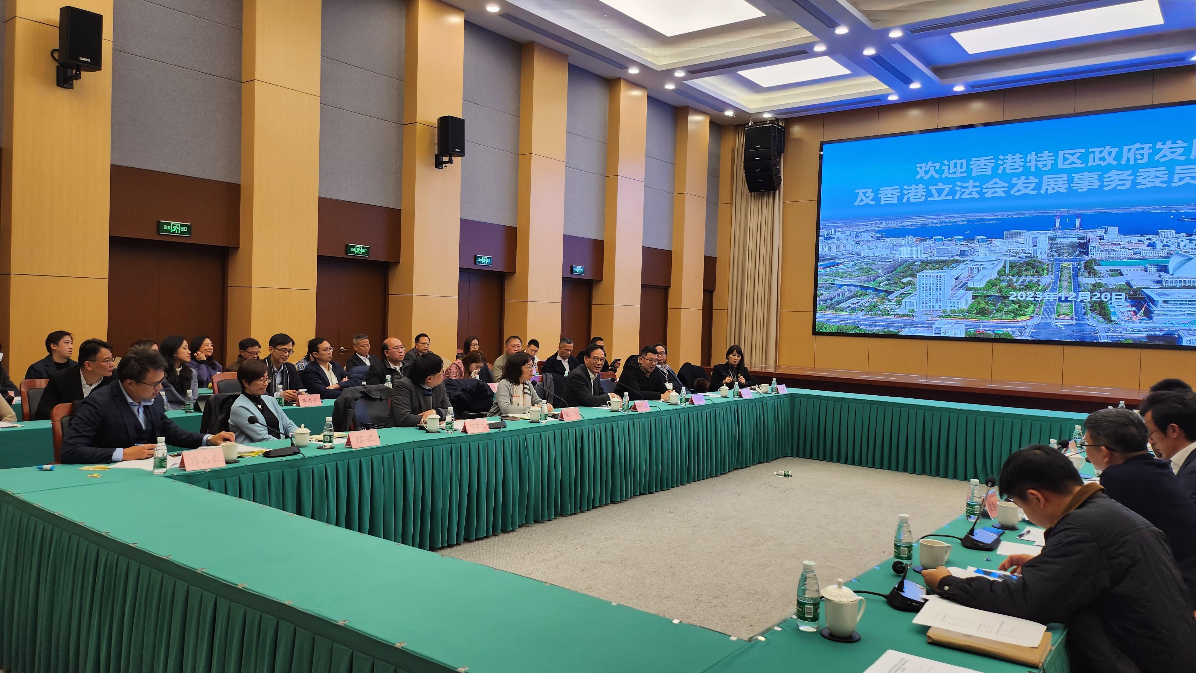 立法會發展事務委員會代表團今日（十二月二十日）繼續在上海的職務考察。圖示代表團與臨港新片區管理委員會會面，進一步了解有關臨港新片區新城規劃總體情況及其他相關發展。