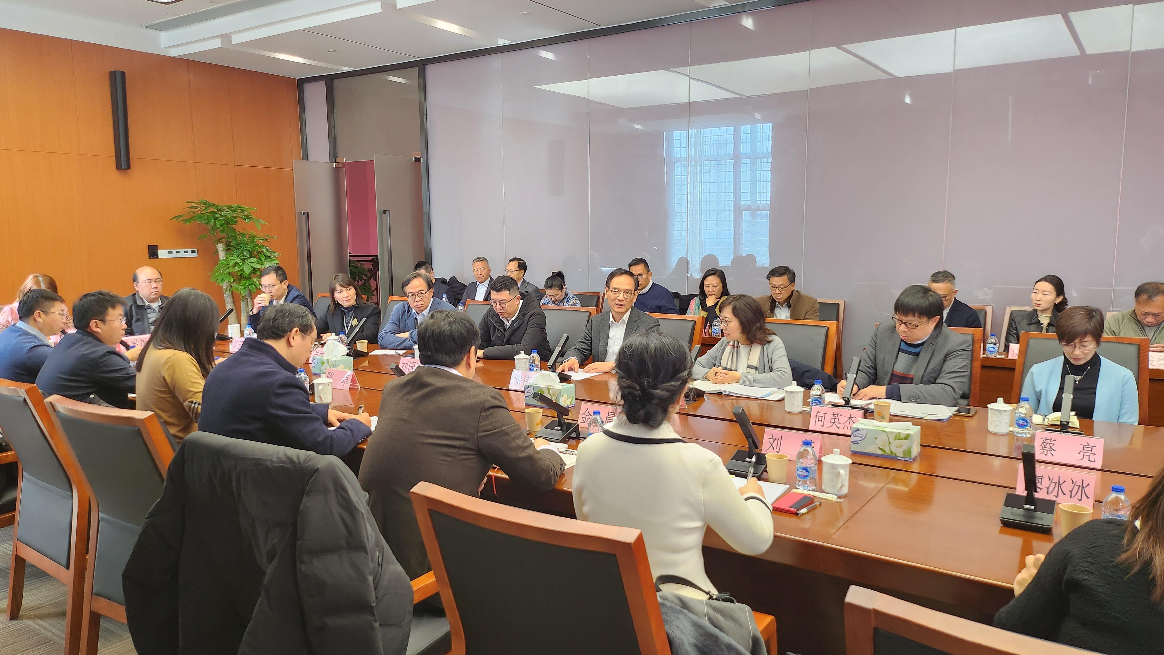 The delegation of the Legislative Council Panel on Development continues its study visit to Shanghai today (December 20). Photos shows the delegation exchanging views with the Shanghai Municipal Commission of Housing and Urban-Rural Development.