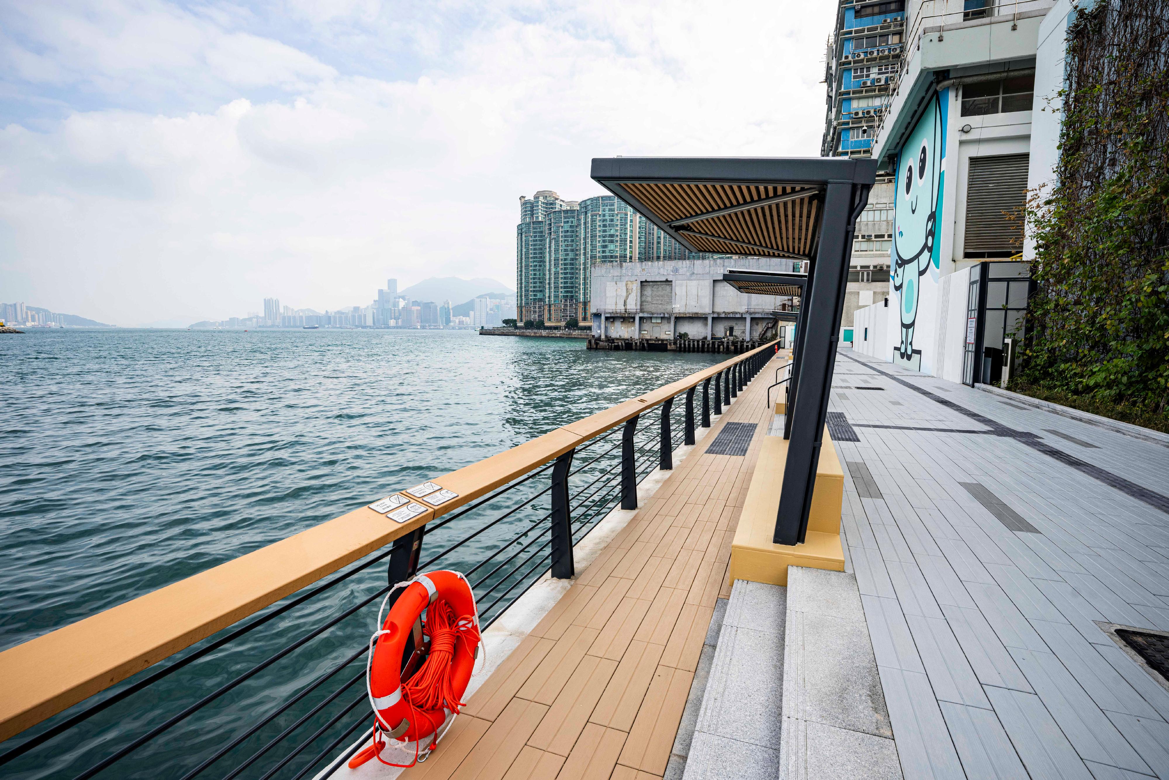 The To Kwa Wan Promenade is open for public use from today (December 21). Photo shows the benches at the To Kwa Wan Promenade. 