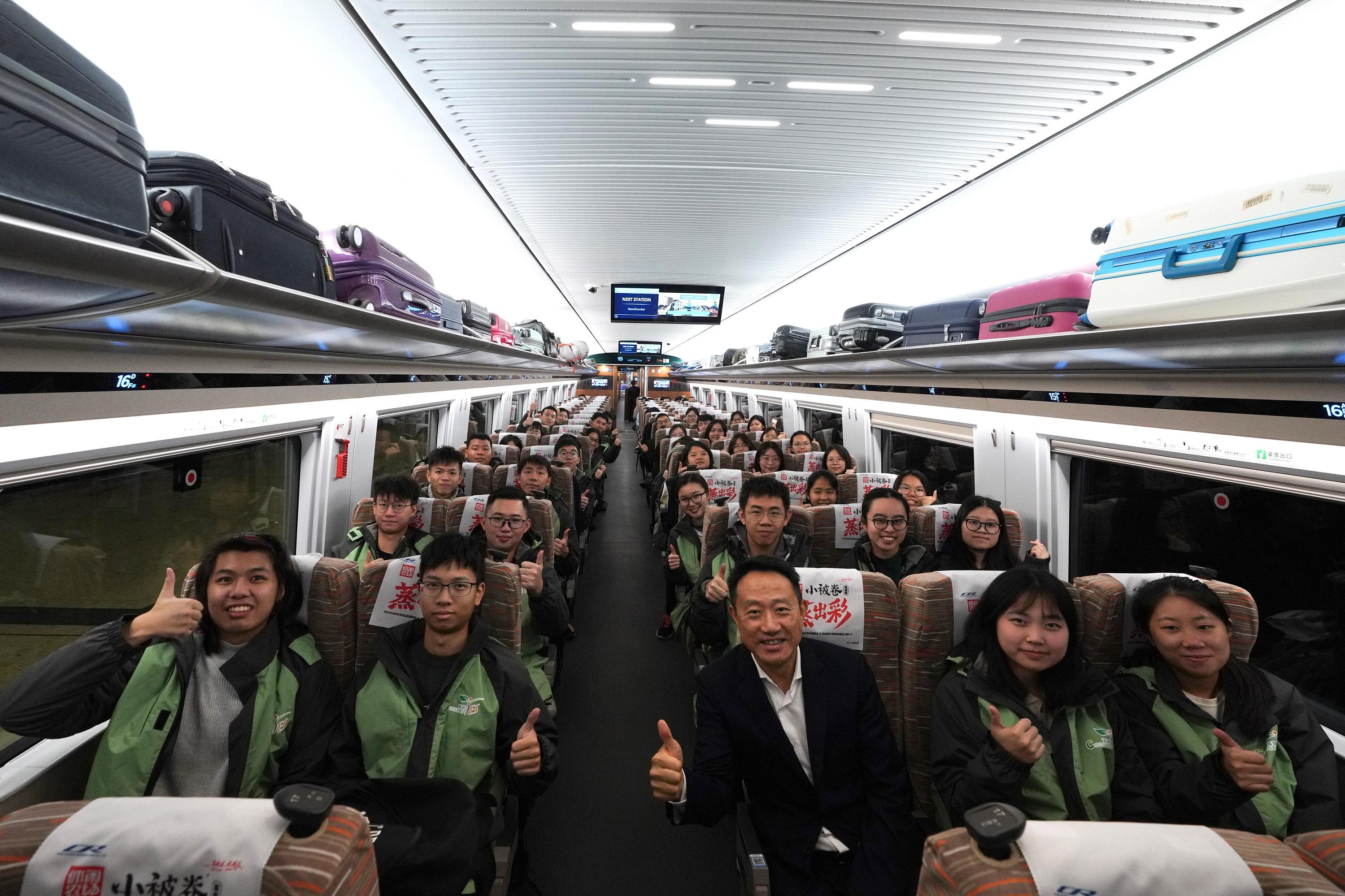 "Customs YES" organised a historical and cultural study tour to Hunan from December 19 to 21. The Deputy Commissioner (Control and Enforcement) of Customs and Excise, Mr Chan Tsz-tat (first row, third right), led a delegation of 35 "Customs YES" members to pay a three-day visit to Changsha, Hunan, by the Guangzhou-Shenzhen-Hong Kong-Express Rail Link. 