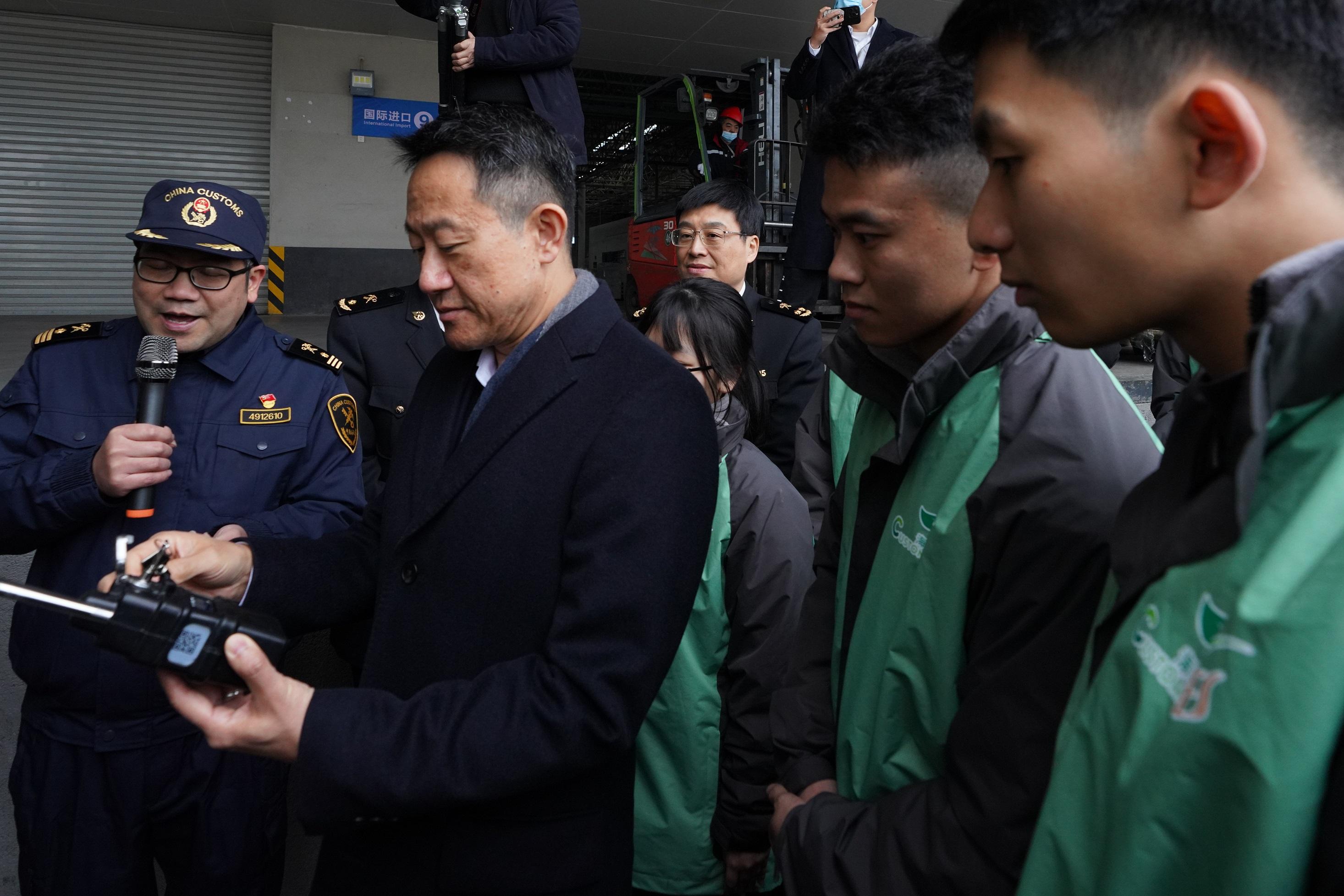 With onsite demonstrations and detailed briefing by officers of the Changsha Customs District, "Customs YES" members learnt more about the Hunan-Guangdong-Hong Kong "Single E-lock Scheme" and how the scheme helped streamline the cross-boundary supply chain and expedite the cargo transshipment flow. 