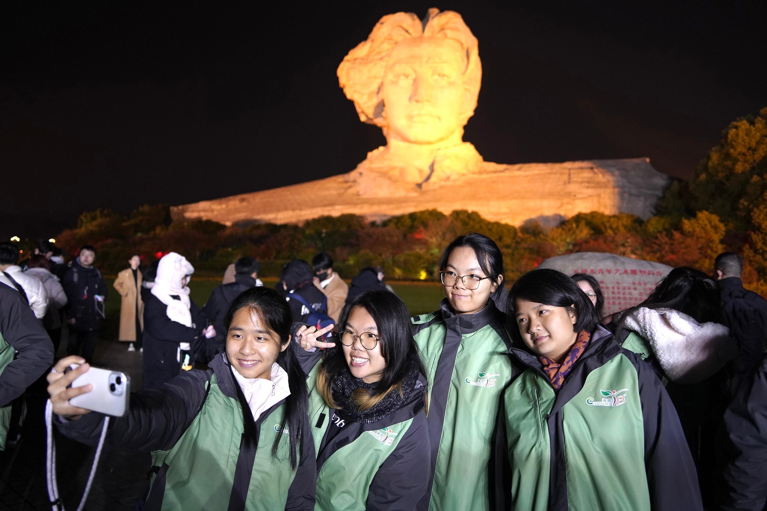 "Customs YES" members viewed the Young Mao Zedong statue.

