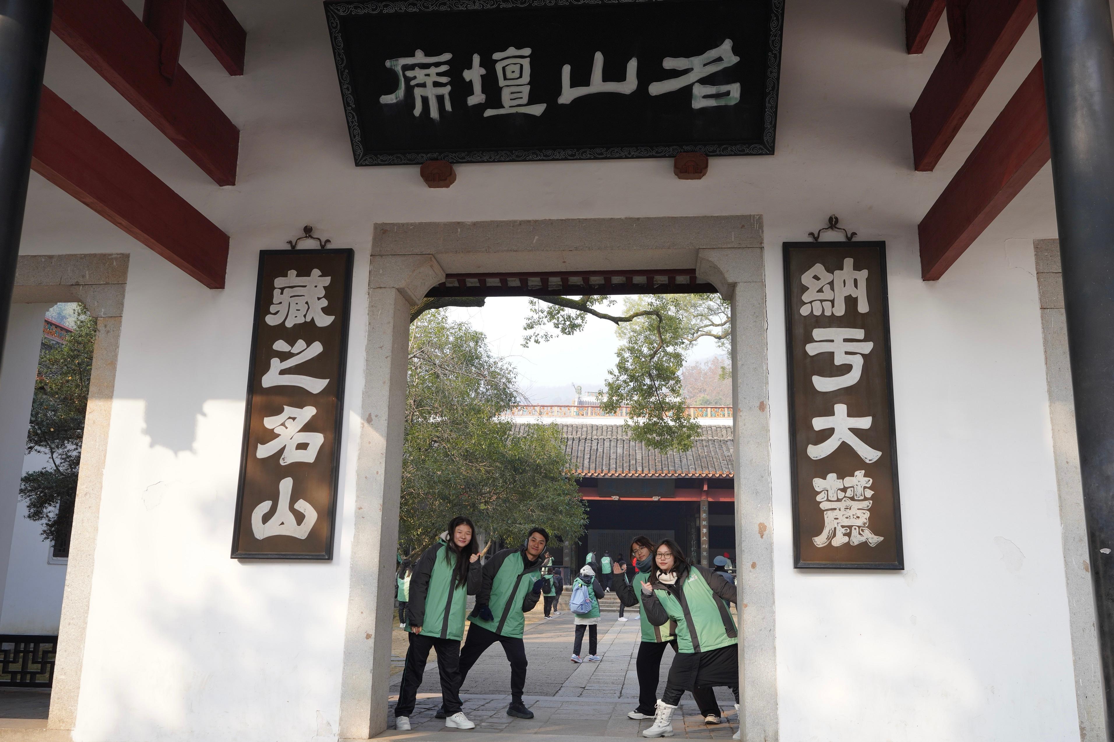 Members of "Customs YES" visited Yuelu Academy, which was one of the four most prestigious academies in ancient China.
