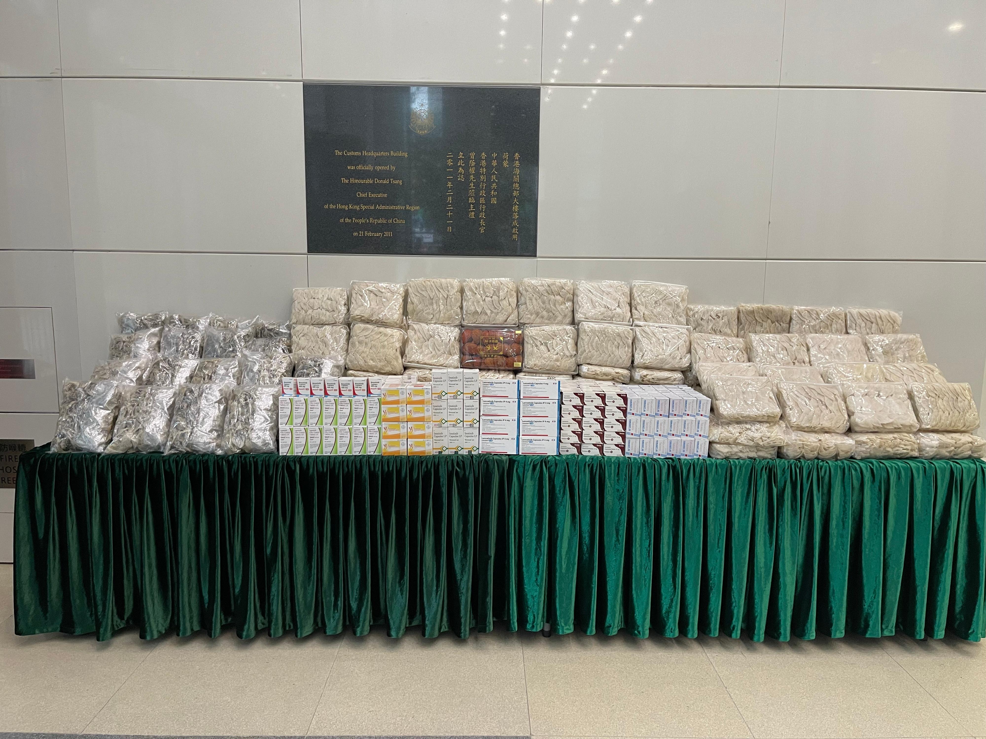 Hong Kong Customs yesterday (December 20) detected a suspected smuggling case involving a cross-boundary coach at the Shenzhen Bay Control Point and seized a batch of suspected smuggled goods including about 150 kilograms of bird's nests and 710 boxes of suspected pharmaceutical products with a total estimated market value of about $7.8 million. Photo shows the smuggled bird's nests and the suspected pharmaceutical products seized. 
