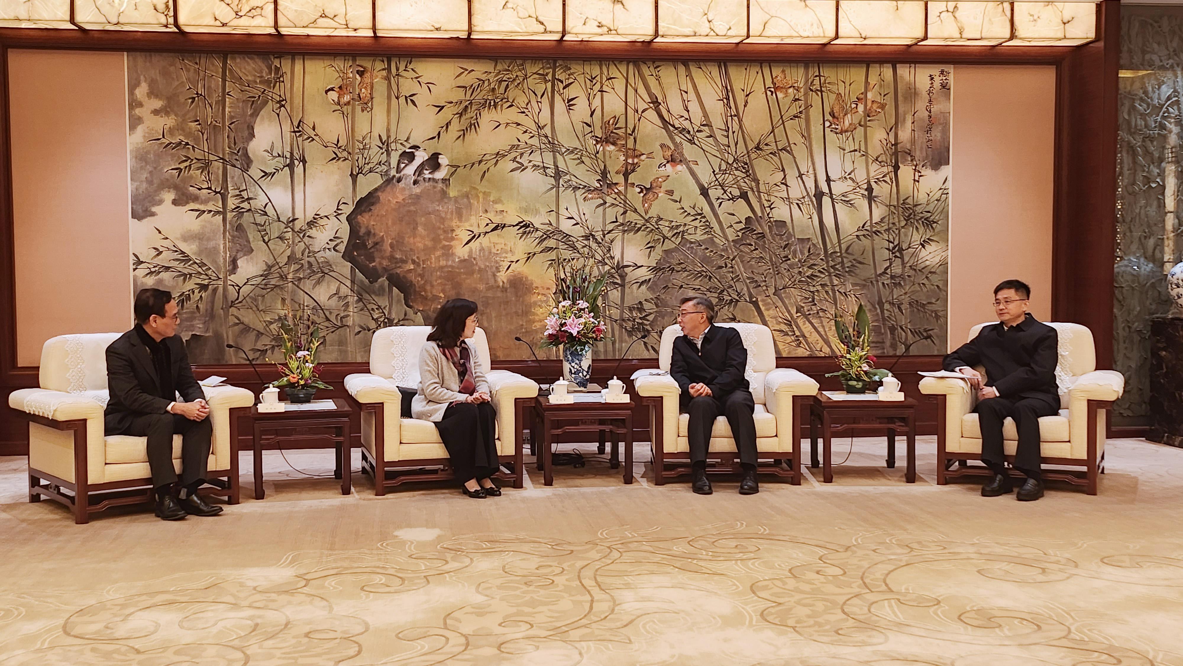 The delegation of the Legislative Council Panel on Development concludes its study visit to Shanghai today (December 21). Photo shows the delegation meeting with Vice Mayor of the Shanghai Municipal People's Government, Mr Zhang Xiaohong (second right).